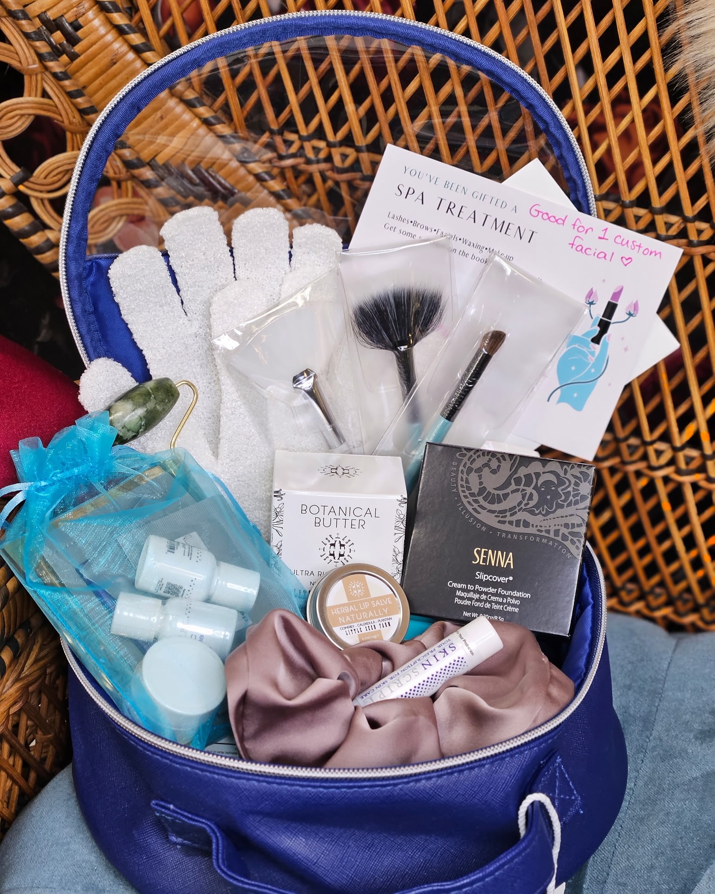 🙏 GIVEAWAY TIME 🙏
As promised, as a way to show our gratitude for hitting 1,000 followers, we are giving away a self-care basket.
🧘♀️ Perfect for a special mama, mama-to-be, or just someone special in your life, the basket includes:
• Senna Cream to Powder foundation
• Skin Script SPF lip balm
• Herbal Natural Lip Salve
• Botanical body butter
• Jade facial roller
• A makeup fan brush
• An eye makeup brush
• A masking fan brush
• Contour kit
• Satin sleep eye mask
• Satin hair scrunchie
• Samples of other best selling products
• Exfoliating body gloves
• Travel kit
• And last but certainly not least - a gift card for a FREE custom facial ($125 value!)
💄To enter the giveaway, you must complete the following:
1) Follow @thecosmeticworkshop and @explorekensington
2) Like this post 👍🏻
3) Tag a friend in a comment who you think deserves this elevated self-care basket !! (Feel free to tag yourself 😎)
Giveaway runs from May 6 through May 9 and winner will be announced on May 10!
🎉 Good luck!
Giveaway is not affiliated with Instagram. Must be US resident to enter.