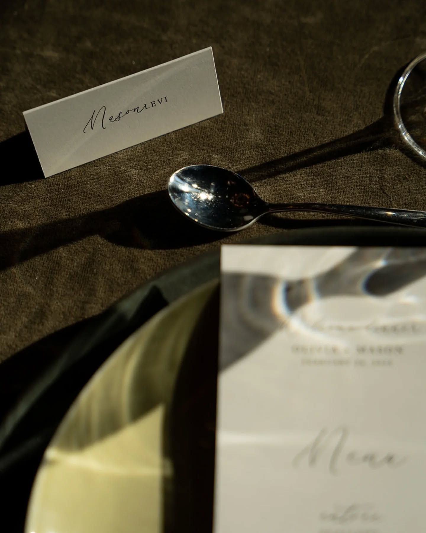 Le menu et le marque-place /
Mes petits favoris de la papeterie jour J de vos événements.
.
VELVET UNDERCOVER | FÉVRIER 2023
Photographie . @marioncophotography
Direction artistique, set design et stylisme . @croquezlapomme
Event planner . @agence_suzetteetsimone
Créations florales . @le.fleuriste
Papeterie . @croquezlapomme
Make-up . @soniablille
Coiffure . @philippegonay
Costumes . @team_blandindelloye_lille
Lieu . @biez.catering
•
#welcomedinner #velvetandpearls #setdesign #greentable #weddingmenu #artdirection