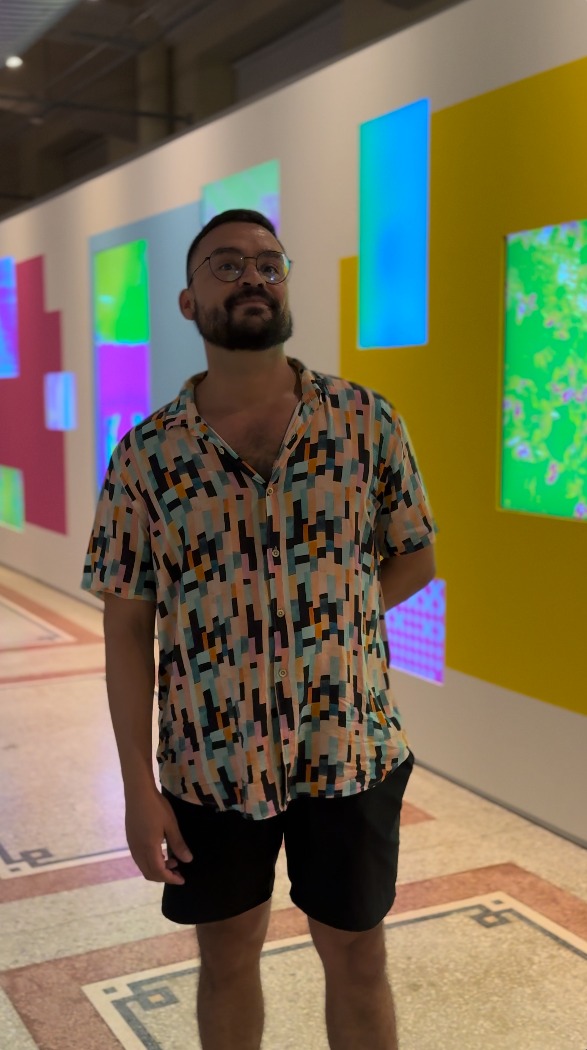 Eduardo Montelli desenvolve projetos com múltiplas linguagens, explorando temas como a construção da identidade, a narração de si e as dinâmicas de reconhecimento social. Tendo produzido inicialmente esculturas, instalações e fotografia, mais recentemente o artista tem se dedicado à produção de videoperformances e de trabalhos voltados para a internet.
Em Plasticidade redutiva, trabalho comissionado pela 14ª Bienal do Mercosul, várias telas exibem animações em looping, remontando à dinâmica de conteúdos no ambiente digital. O trabalho evidencia a forma característica dos GIFs. Neles, diversas fotografias são exibidas em sequência, criando a ilusão do movimento, como no cinema, mas através de uma redução nas unidades de informação (a quantidade de bits em cada pixel). Esse aspecto mostra o intervalo entre cada foto, evidenciando a ilusão do movimento e evocando o aspecto do erro (glitch, na linguagem digital) na criação das imagens.
Conheça o trabalho de @duardomon no @farolsantanderpoa de terça a sábado, das 10h às 19h, e nos domingos, das 11h às 18h, sempre com última entrada 1h antes do fechamento.
Texto por Anelise De Carli
📷: @thieleelissa.foto
English version in the comments.
Apresentado por: @petrobras
Produção: Fundação Bienal do Mercosul
Apoio Institucional: @unescobrasil, @tjrsoficial, @ccmarioquintana, @museumargs, @farolsantander, Procempa e Bancos Sociais, @instituto.ling, @institutocervantesportoalegre, @eflcultural, @instituto.rouanet, @fundacaoibere e @pucrs
Apoio: @irigaray.guindastes, @lojaspompeia, @gangoficial, @riograndeseguros, @iguatemipoa, @agibank, @vulcabras.oficial, @dufriorefrigeracao, @roxcode.io, @brdeoficial e @art.hoteltransamerica
Media Partner: @grupo_rbs
Apoio Premium: @lojasrenner, @bluevillealimentos e @gerdau
Patrocínio: @crown.embalagens, @caixa, @prefpoa e @governo_rs
Patrocínio Master: @santanderbrasil @banrisul
Financiamento: PRÓ-CULTURA - Lei Estadual de Incentivo à Cultura - #proculturars @sedac_rs #culturaessencial
Realização: Lei Federal de Incentivo à Cultura
#14BienalDoMercosul #BienalDoMercosul #BienalDoMercosul2025