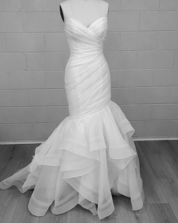 ✨ Modern Elegance: Organza Ruffle Gowns in 2025 Bridal Collections ✨
Our archival organza gown, with its sculpted corset bodice and cascading ruffle skirt, resonates with the 2025 bridal trends that celebrate architectural silhouettes and ethereal textures.
#BridalArchive #OrganzaWeddingDress #TimelessElegance #BridalFashion #2025BridalTrends #MermaidSilhouette #RomanticBride #SustainableBridal #LuxuryBridal #ModernRomance #BridalInspiration