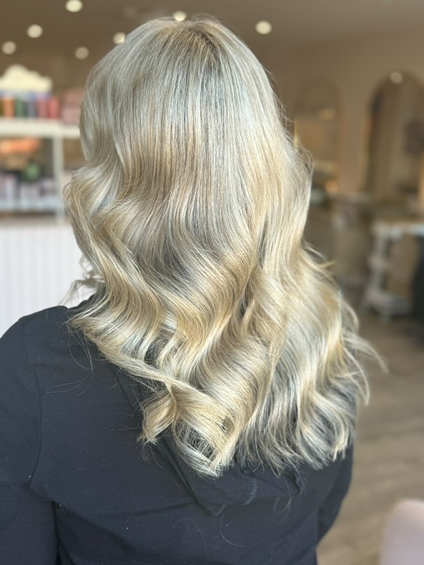 The perfect summer blonde π what a transformation for Samβs client yesterday!ππΌββοΈ #marianila #ghd #marianilastockholm @hairbysam_xx
