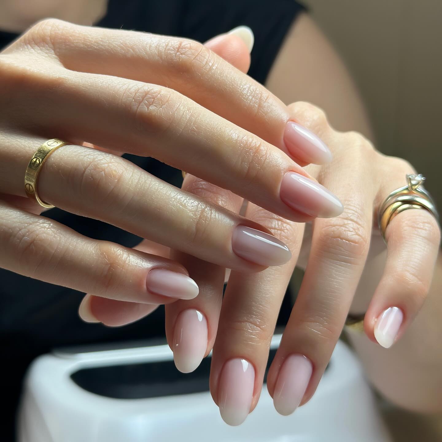 Kada minimalizam govori više.
🌸Klasična elegancija prilagođena savremenoj ženi.
Radjena: DARK PRO BAZA 05✨