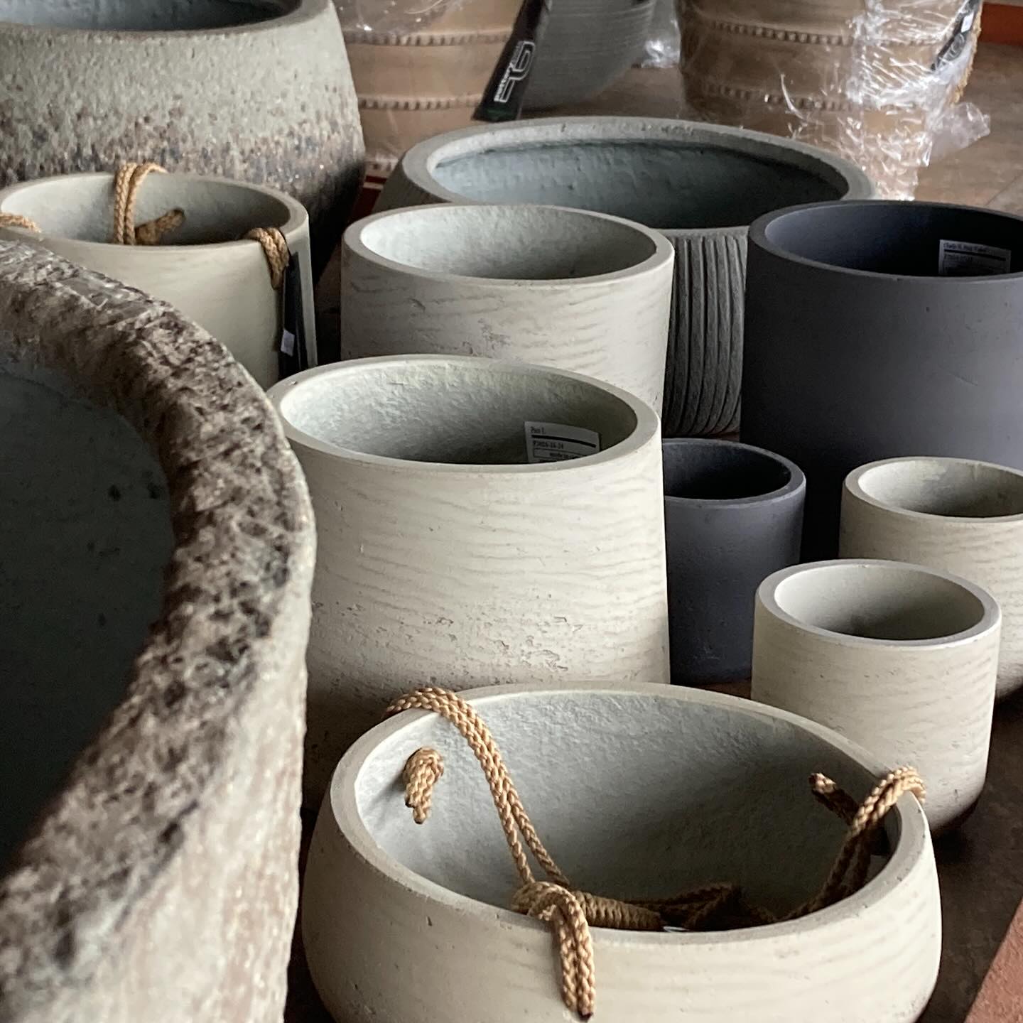 @potterypots_official pots arrived here at Round Tree Farm Greenhouse. So many beautiful container for your indoor or outdoor space.
#roundtreefarmgreenhouse #potterypots #pottery #greenhouselife #gardencenter #southjersey