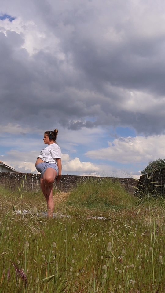 Hello je vous donne quelques nouvelles :
Depuis mon début de congé maternite,
Je suis toujours enceinte, le baby n'a toujours pas l'air de vouloir mettre fin à la trève hivernale, visiblement le côté bed and break fast lui plaît beaucoup 🛌
Si ça peut en déculpabilise certains d'entre vous, J'ai pratique 1 seule fois le yoga depuis ( hier précisément),
j'ai mangé (miam-miam la nourriture ❤️) et fait énormément de sieste 🔥
Besos tout le Monde
Hate de vous retrouver sur les tapis