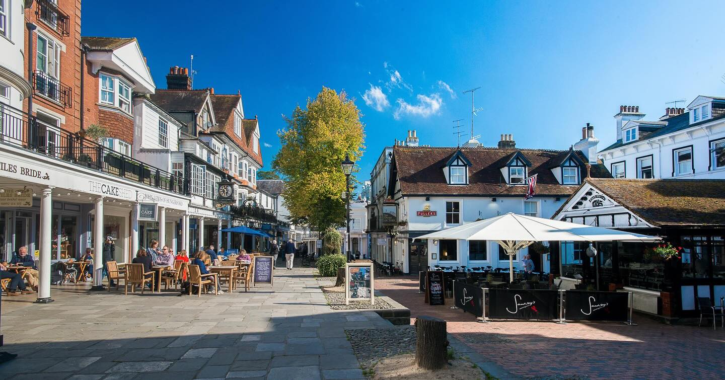 Looking for the perfect bank holiday escape?
Our charming holiday cottage in Tunbridge Wells is now available from 23-26th May! Enjoy relaxing in this little oasis just behind the Pantiles and head over to the Pantiles Market. Local traders selling a variety of tasty treats, gin, wine and artisan crafts. It’s open 10-4 Saturday Sunday and Monday. Go for a day out at the historic Hever Castle—just a short drive away.
Contact us to book your stay and make the most of the long weekend! #castlemanscottages #visitkent #weekendbreaks #shortbreaks #dogfriendly #darlingplaces
#weekendinspiration
#KentGetaway #TunbridgeWellsCottage #BankHolidayEscape #HeverCastle #StaycationUK @pantilesbandstandevents