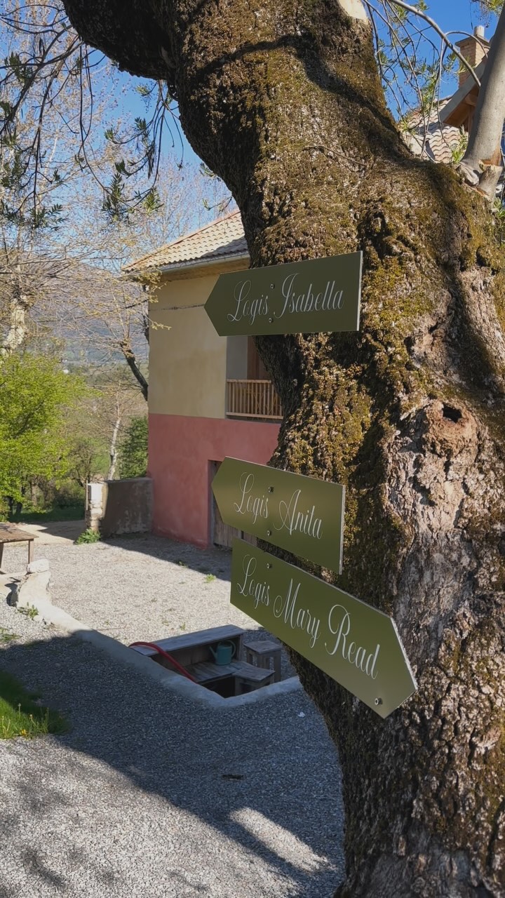 BONNE NOUVELLE 🍃 nos trois logis sont disponibles pour ce long week-end ! Isabella, Aneta et Mary Read vous attendent avec impatience.
Rendez-vous aux Cabanes du Dauphiné à Gap, dans cette ancienne ferme rénovée. Logis de 2 à 6 personnes, avec terrasse ombragée et grand jardin. Il y a même un sauna dans le logis Mary Read ! Vue sur les montagnes et moment cocooning assuré.
Réservez sur www.cabanesdudauphine.fr ✨