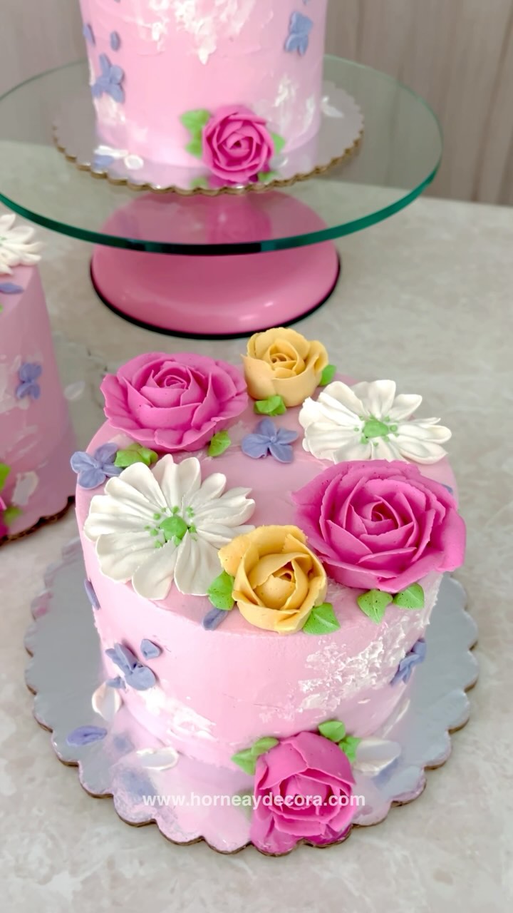 Un pastel dedicado para el día de las madres 🌸🌼🌸
#motherday #mothersdaycake #butercreamcake #butercreamflowers