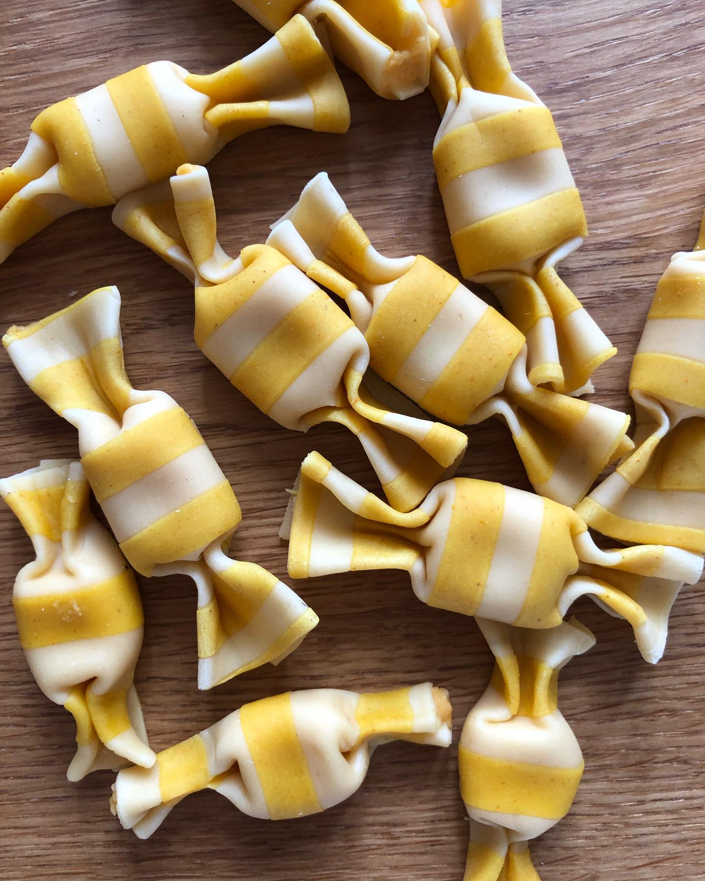 Pasta shaped like candy? Loving it! Caramelle are so beautiful, especially when they’re made with striped egg pasta dough 🤍💛
•
•
•
•
•
#freshpasta #pastafresca #homemadepasta #pastalovers #foodie #eattheworld #foodforthesoul #goodmoodfood #pastalover #feedfeed #italiancooking #onmytable #girlswithgluten #chosepasta #foryoupage #explore #workshop #pastatools #italiantools #brasspastatools #madeinitaly