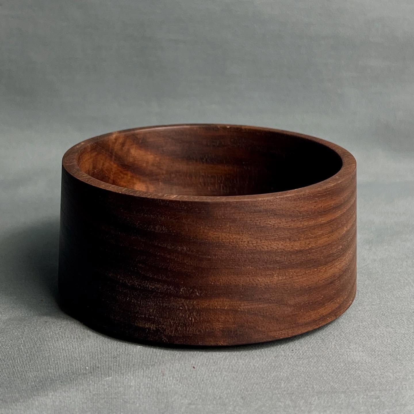 little walnut bowl with flat bottom and high walls! good for using as a dnd/game dice bowl! for sale on website rn :)
#njwoodworking #njsmallbusiness #smallbusiness #newjersey #newjerseysmallbusiness #woodworking #wood #turning #bowl #walnut