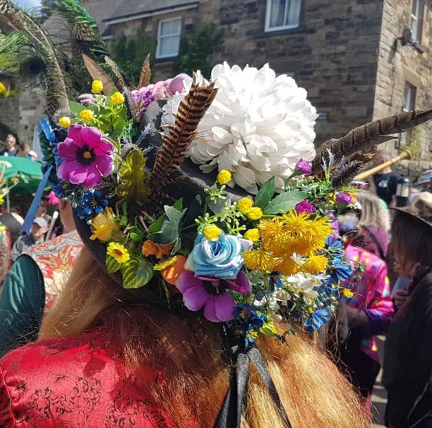 Hats were where its ar during May Day celebrations at @hollybushinnmakeney today ... it was very hot and sunny there today. Fortunately, plenty of liquid refreshment available on tap, jug and pump and hardly a drop spilt or spoiled 😋😎😋
#blackpigbordermorris
#mayday #maidsofthemill #milford&makeney #derwentvalley #traditional #welldressing