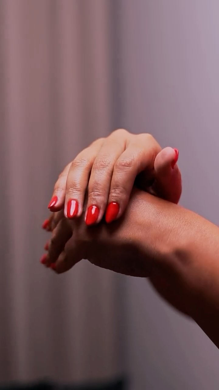 Esmaltação em gel é garantia de brilho intenso, acabamento perfeito e durabilidade que a gente ama! Quem mais ama unhas impecáveis por semanas?
Por @vaan__nails
Agende seu horário clicando no link que está na nossa bio.