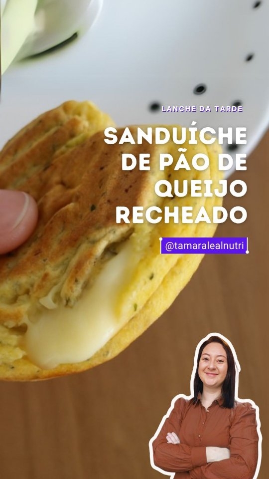 Sabe aquele momento em que a fome bate, mas você quer algo prático e gostoso? Salva essa receita porque é sucesso! 🙌
🥚 Ingredientes:
1 ovo
1 col. de sopa de tapioca
1 col. de sopa de requeijão
Temperos a gosto
1 col. de chá de fermento
👩🍳 Modo de preparo:
Misture tudo, leve ao micro-ondas por 2 minutos.
Recheie com queijo e finalize na torradeira até dourar!
Dica da @tamaralealnutri
Marca alguém que vai amar essa receita 💛
#ReceitaFit #LancheRápido #DicaSaudável #ReceitaSimples #ComidaCaseira #TapiocaLovers
