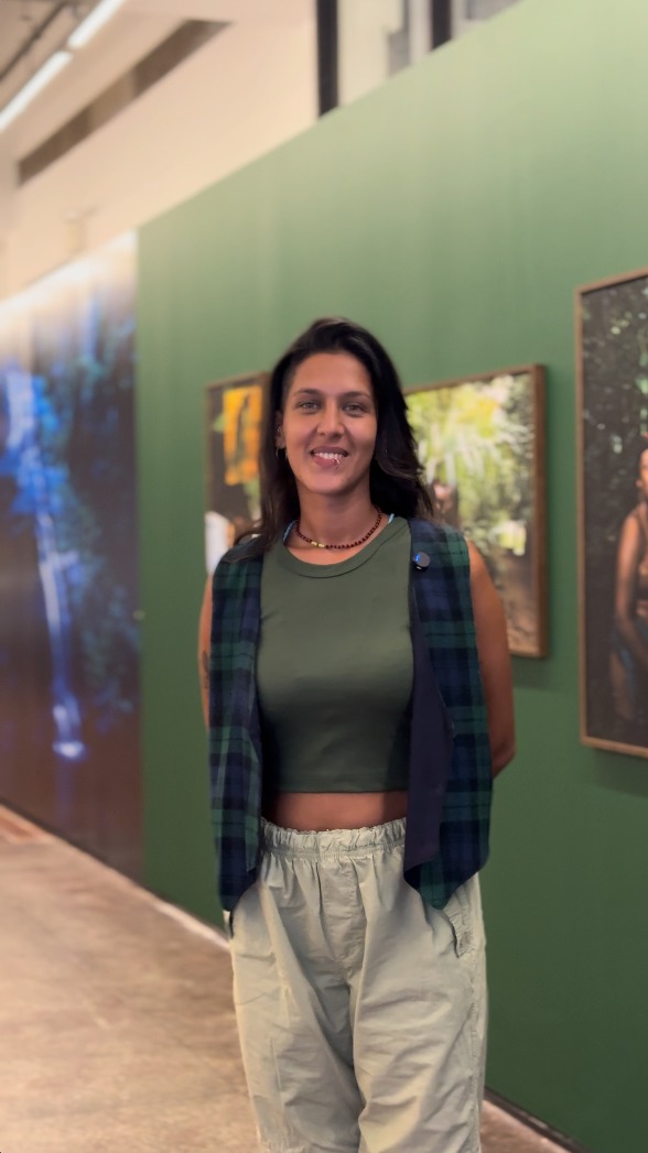 Através do vernáculo fotográfico, Laryssa Machada compõe universos que friccionam uma linguagem ficcional com a documental, criando atmosferas nas quais as pessoas retratadas deslizam entre a performance, a fotografia posada e o registro cotidiano. A artista, em trânsitos pelo território pindorâmico e suas águas – Baía de Todos os Santos, Baía de São Marcos, Baía de Guanabara e rio Negro – tece uma rede de afetos com as pessoas retratadas, como nas fotos da série Antes de você me amar, ela já estava me amando, protagonizada sobretudo por casais de mulheres lésbicas.
Na instalação proposta para a 14ª Bienal do Mercosul, Machada apresenta um conjunto de 24 fotografias que mesclam diferentes técnicas de captura e suporte expositivo – como a foto analógica e a adesivagem vinílica – para construir um caminho em que sistemas narrativos fabulam um futuro no qual o amor e a dissidência fluem como as indomáveis águas de uma cachoeira. A artista aposta em uma tática de emancipação visual e social através dos cruzamentos entre o corpo e o território.
Conheça as obras de @laryssamachada no @macrs.oficial, de terça a domingo, das 10h às 19h.
Texto por Tiago Sant’Ana
📷: @thieleelissa.foto
English version in the comments.
Apresentado por: @petrobras
Produção: Fundação Bienal do Mercosul
Apoio Institucional: @unescobrasil, @tjrsoficial, @ccmarioquintana, @museumargs, @farolsantander, Procempa e Bancos Sociais, @instituto.ling, @institutocervantesportoalegre, @eflcultural, @instituto.rouanet, @fundacaoibere e @pucrs
Apoio: @irigaray.guindastes, @lojaspompeia, @gangoficial, @riograndeseguros, @iguatemipoa, @agibank, @vulcabras.oficial, @dufriorefrigeracao, @roxcode.io, @brdeoficial e @art.hoteltransamerica
Media Partner: @grupo_rbs
Apoio Premium: @lojasrenner, @bluevillealimentos e @gerdau
Patrocínio: @crown.embalagens, @caixa, @prefpoa e @governo_rs
Patrocínio Master: @santanderbrasil @banrisul
Financiamento: PRÓ-CULTURA - Lei Estadual de Incentivo à Cultura - #proculturars @sedac_rs #culturaessencial
Realização: Lei Federal de Incentivo à Cultura
#14BienalDoMercosul #BienalDoMercosul #BienalDoMercosul2025