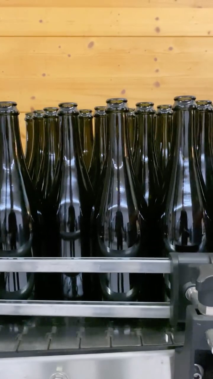 Prima giornata di tiraggio per il nostro Salísa Trentodoc: ogni bottiglia è un passo verso l’eccellenza. La magia delle bollicine nasce da qui, tra passione, precisione e territorio.
#VillaCorniole #Salísa #Trentodoc #MetodoClassico #bollicineTrentine @salisa_trentodoc @trentodoc