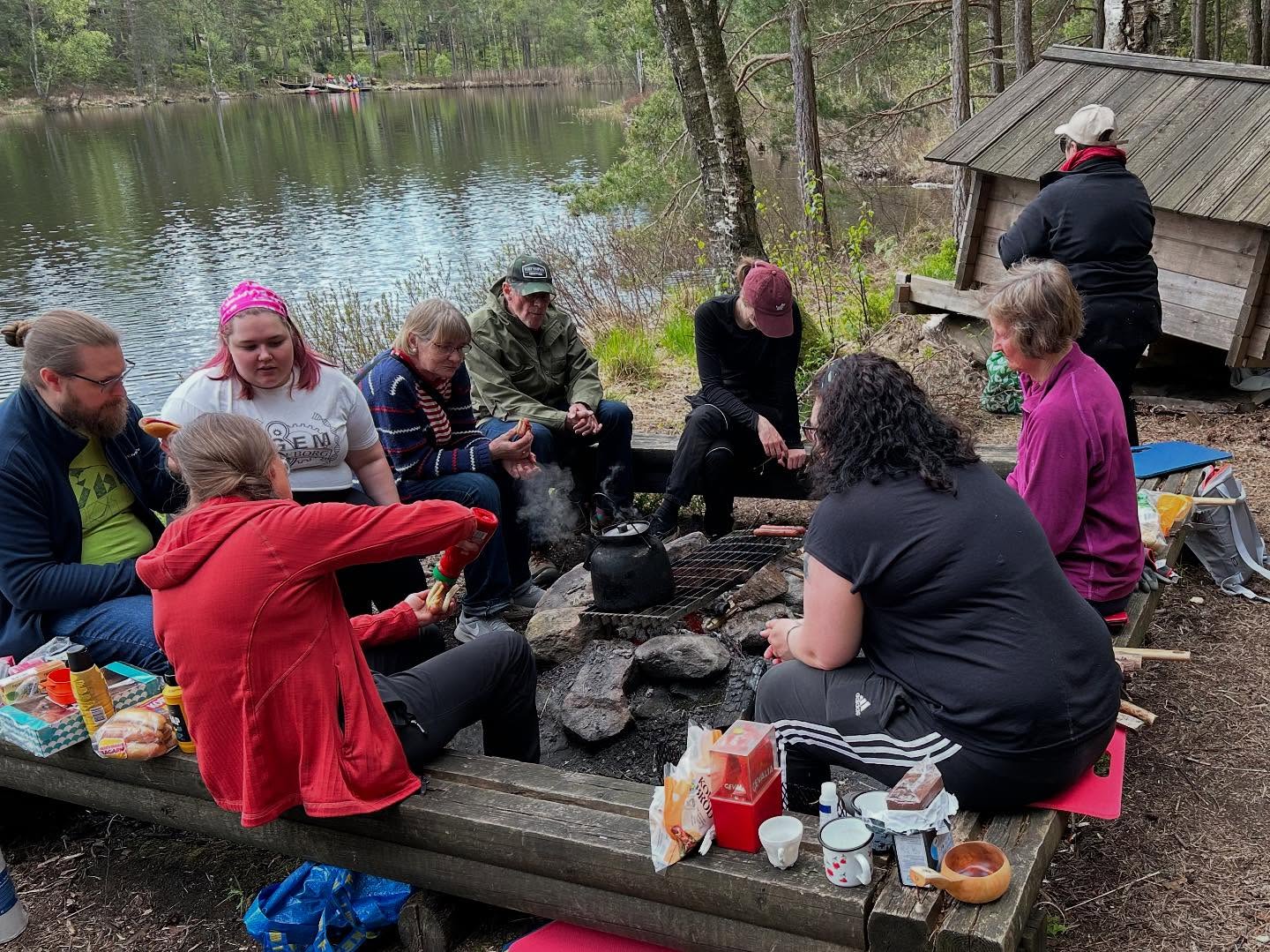 Stort tack till alla som kom och hjälpte till på arbetsdagen vid kåtan i lördags, ni är guld värda!
Vi fick en fantastiskt fin dag med korvgrillning, kaffe och en massa viktigt jobb blev gjort. Vi fyllde boden med ved som roddes över från scoutgården, sågade och högg upp ännu lite mer ved som fanns liggande, vi städade upp och snyggade till inuti boden, underhöll kåtan med ny torv och vi provade att sätta upp våran nya lávvu. Återigen stort tack till alla som var med och hjälpte, hoppas vi ses mer framöver!