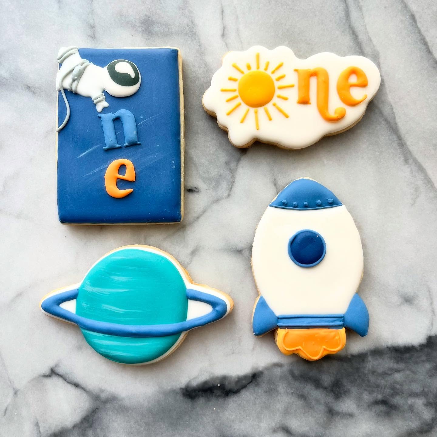 First trip around the sun!
.
.
#royalicingcookies #longbeachcookies #cookiedecorator #cookiedecorating #decoratedcookies #customcookies #cookies #longbeach #longbeachca
