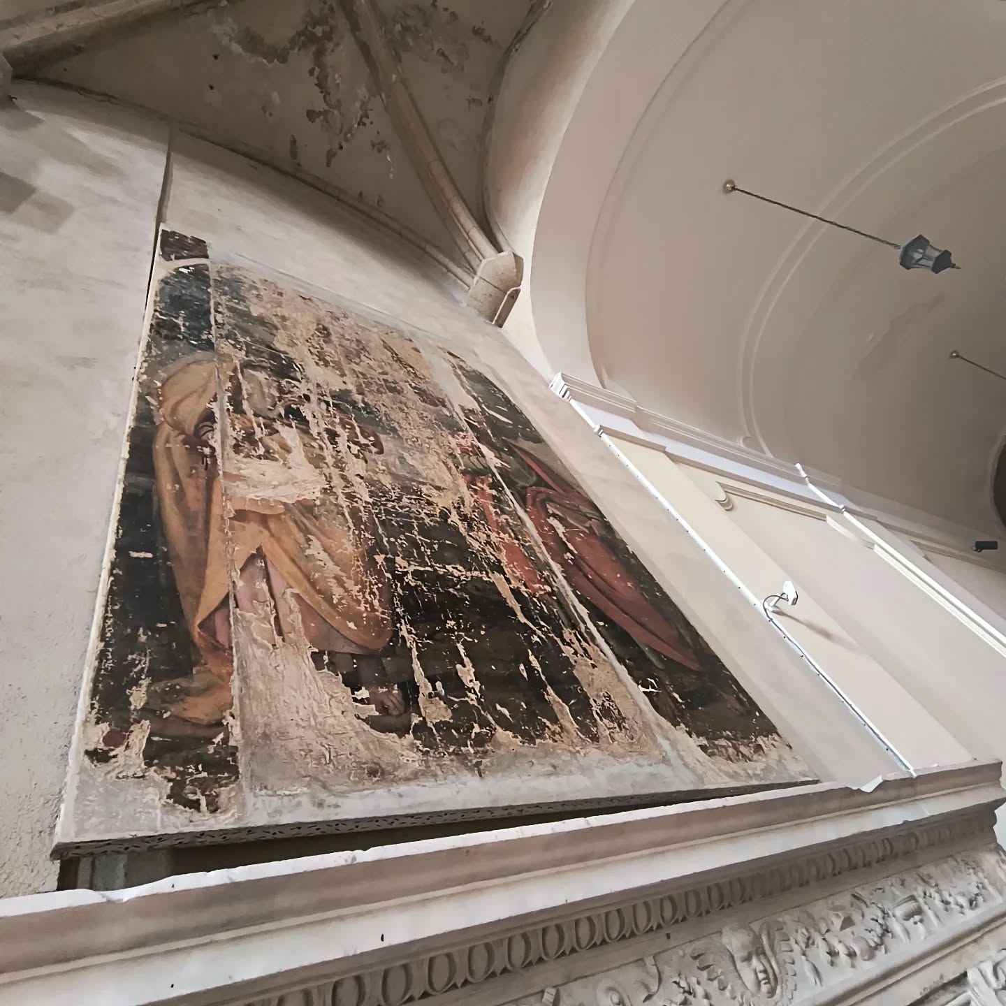 Y mientras escaneamos San Lorenzo Maggiore, o nos adentramos en las ruinas del mercado romano que la subyace con @humanitatsdigitals, yo encuentro otras ruinas en sus paredes y capillas.