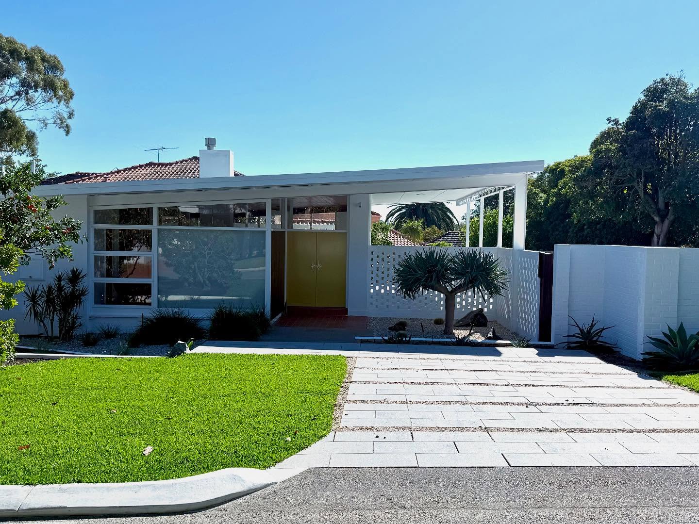 A true mid-century classic design in Nedlands. Architecture & Interiors by @tim_wright_architect | Window Treatments by us @windowstudio | #windowtreatment #perthcurtains #perthblinds #windowtreatments #curtains #interior #fabric #linen #windowstudio #midcenturydesign #midcentury #perthinteriordesign #perthinteriors