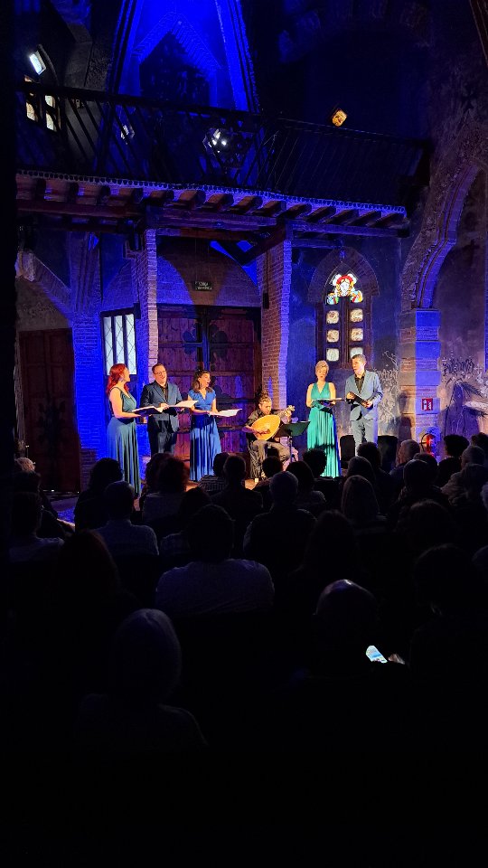 👏 Tots els racons de l'Església del Sagrat Cor de Vistabella han viatjat més de 400 anys enrere!
La unió de @sferevocali i @jonplucksthings ha fet valdre la figura del compositor i llaütista John Dowland. Delicat i preciós!
@ajlasecuita @esglesiatgn @marionallobera @anaisoliverascalvo @mattythomson @ejzamudio @uri_gi_nal @@marcguerris #Dowland #primaveramusicalvistabella #llaüt