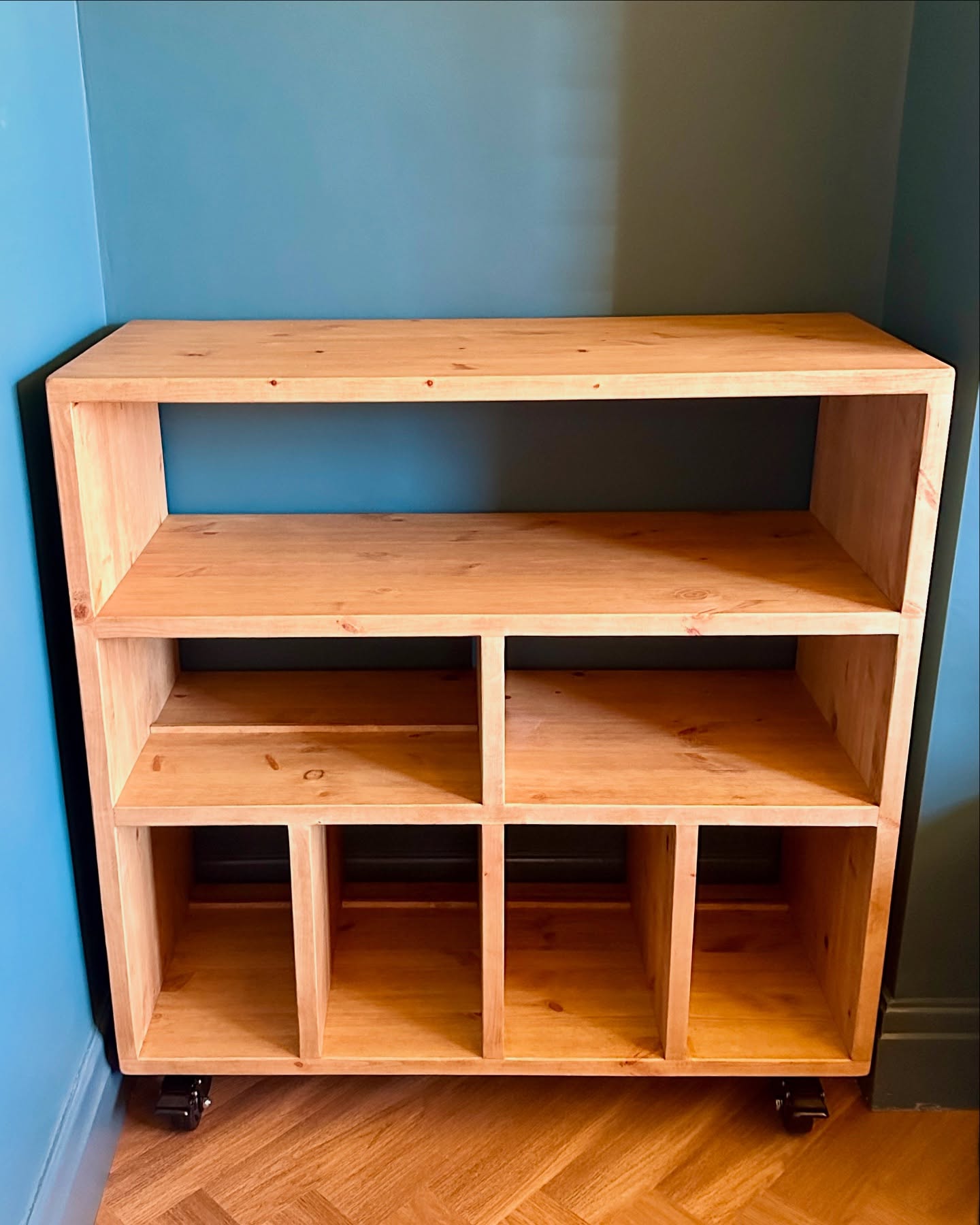 Handcrafted HiFi stand with storage for 12 and 7 inch vinyl records. Made to the exact specifications of our customer. High quality materials and a high quality finish to match. #komodafurniture
#woodfurniture #interiordecorating #2025 #interiordesign #interiorandhome #vinylrecord #hifi #recordplayer #recordplayerstand #instadaily #instawoodworkers #madeinuk #furnituremakers #furnituredesign #hifi #hifirack #bookshelf #woodbookshelf #hifistand #bedsidetable #vinylstorage #cdstorage #tvunit #vinylrecordcollection #vinylrecordcollector