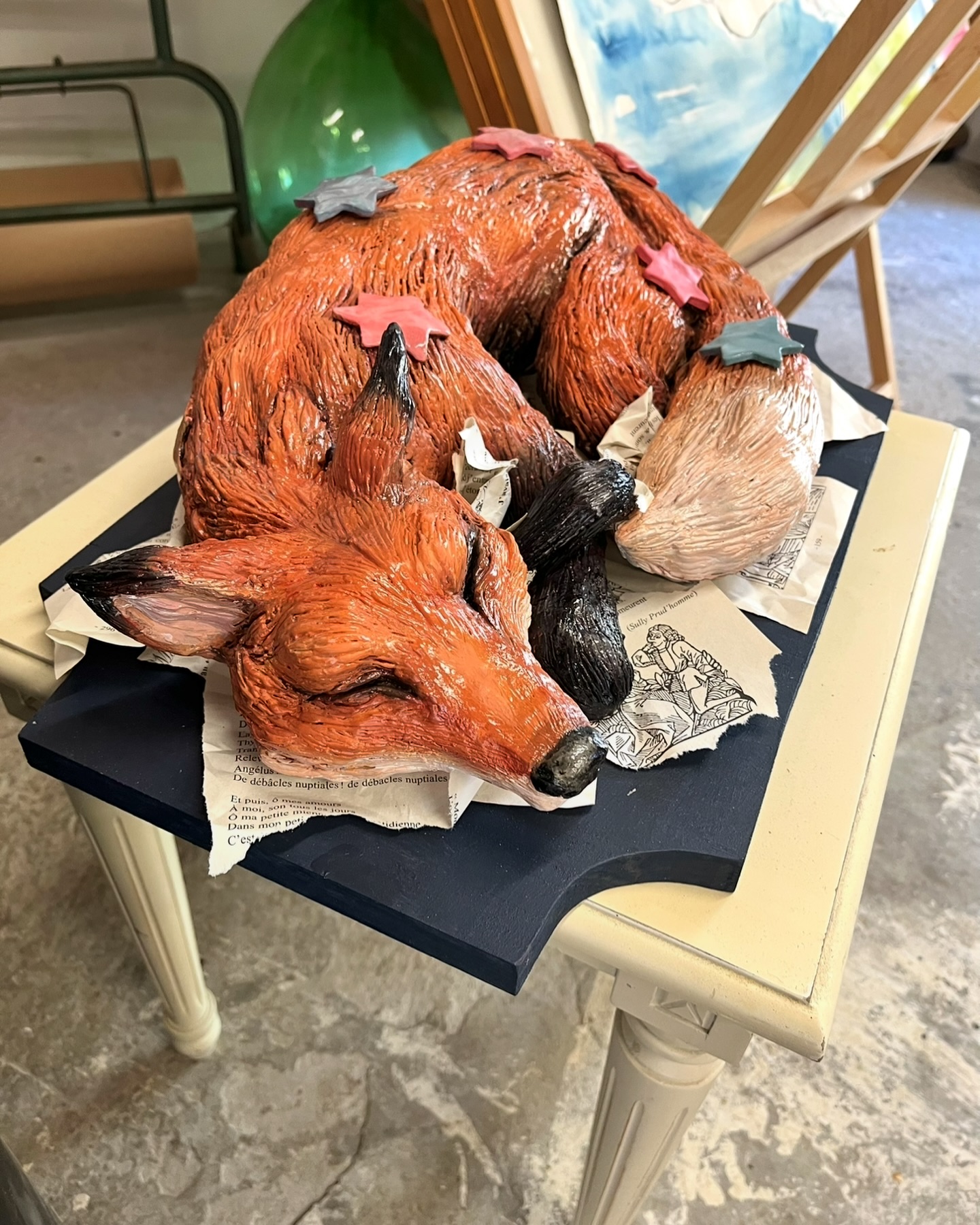 🦊 Désenchantée 🫀
Mon renard s’endort ce soir dans l’atelier 21:21. Rendez-vous ce weekend et le weekend prochain, 3 rue Saint Jean à Soultz (de 14h à 19h) pour les ateliers ouverts où vous pourrez découvrir quelques uns de mes travaux ainsi que ceux de Marina Krüger qui m’invite généreusement à partager son atelier durant ces deux week-ends !
À bientôt 🫶🏼🖤