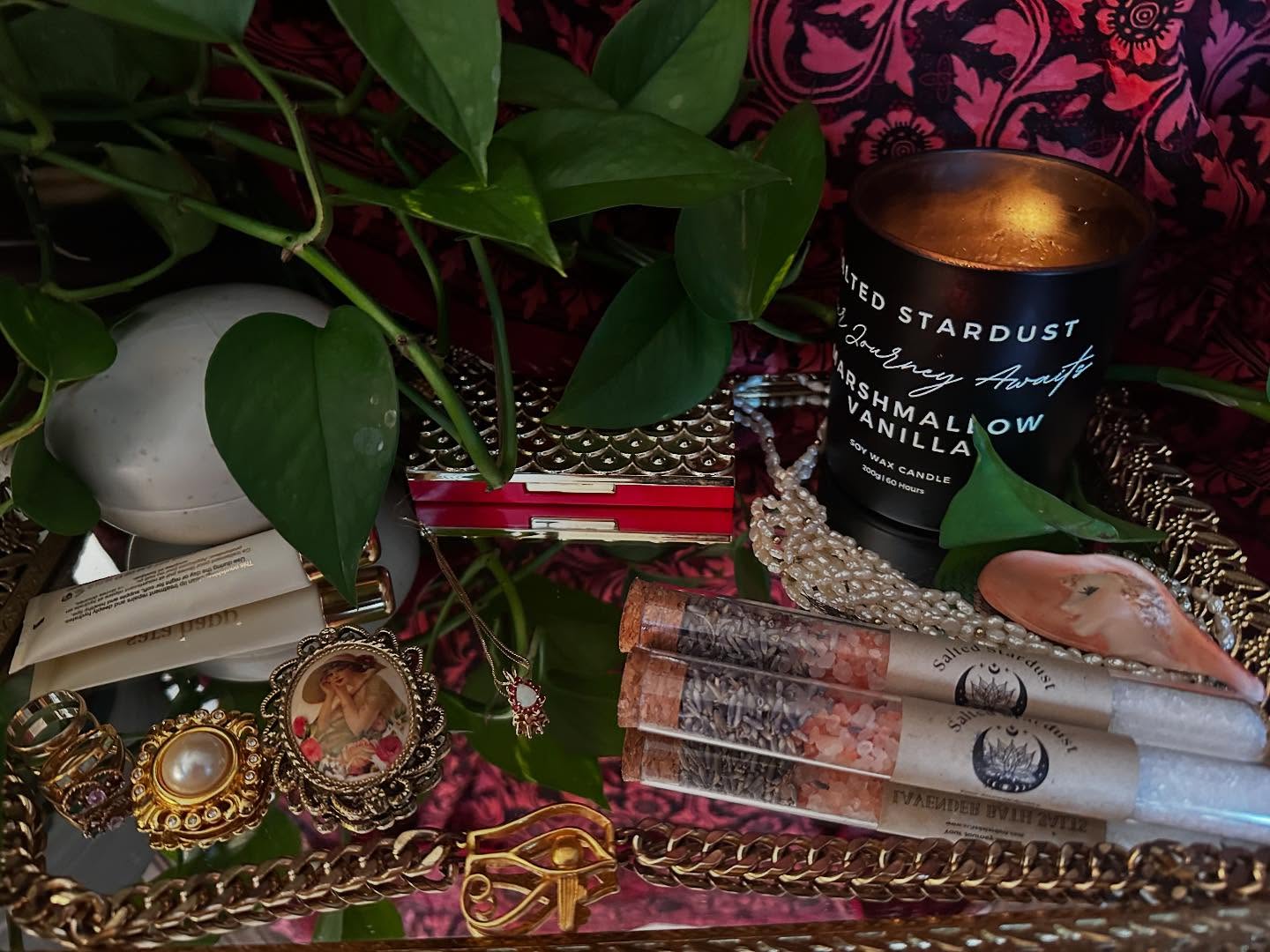 I like pearls and gold, bold scarfs, brimmed hats, big smiles, deep laughs, a good book and a bath.
#authenic #saltedstardust #everyday #makingprogress #lovingthe journey #baths #beautyvintage #goldandpearls #bestcandles