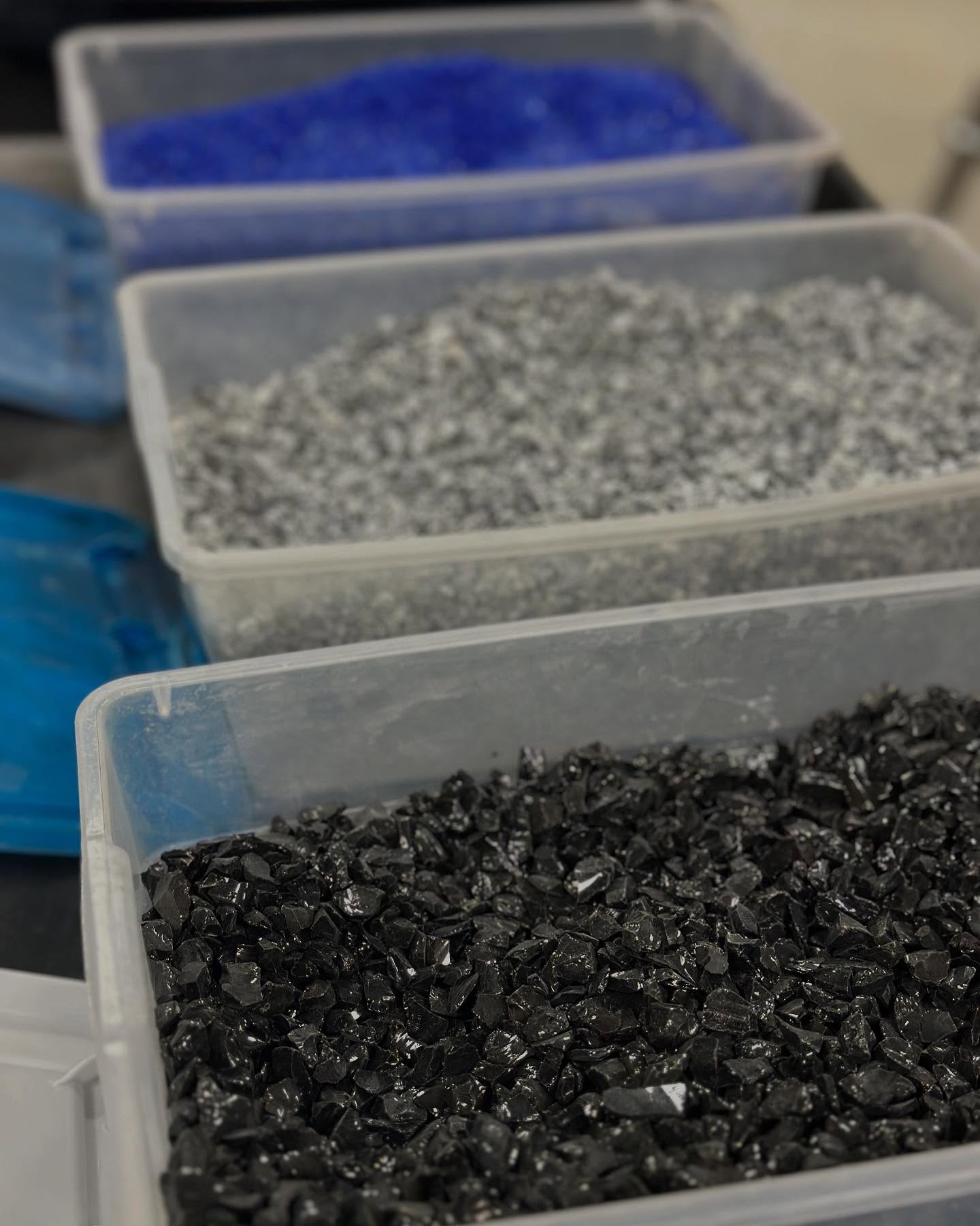 Terrazzo aggregates are the little chips—like marble, glass, or stone—that give terrazzo its fun, speckled look. They’re mixed into the base, then polished to let all that color and texture shine through!
Bring life to your flooring check the link in our bio^
#terrazzo #terrazzofloor #terrazzodesign #terrazzolove #terrazzocompany #terrazzoconstruction