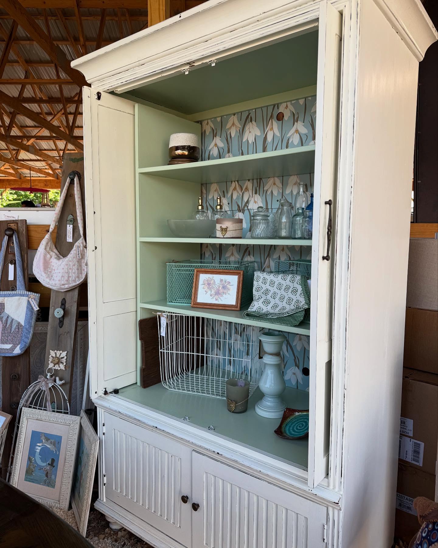 Come out to Lucketts Spring Market this weekend! We’re here Friday (8:30am-5pm), Saturday and Sunday (10am-5pm). So much to see…#luckettsspringmarket #vintagefurniture