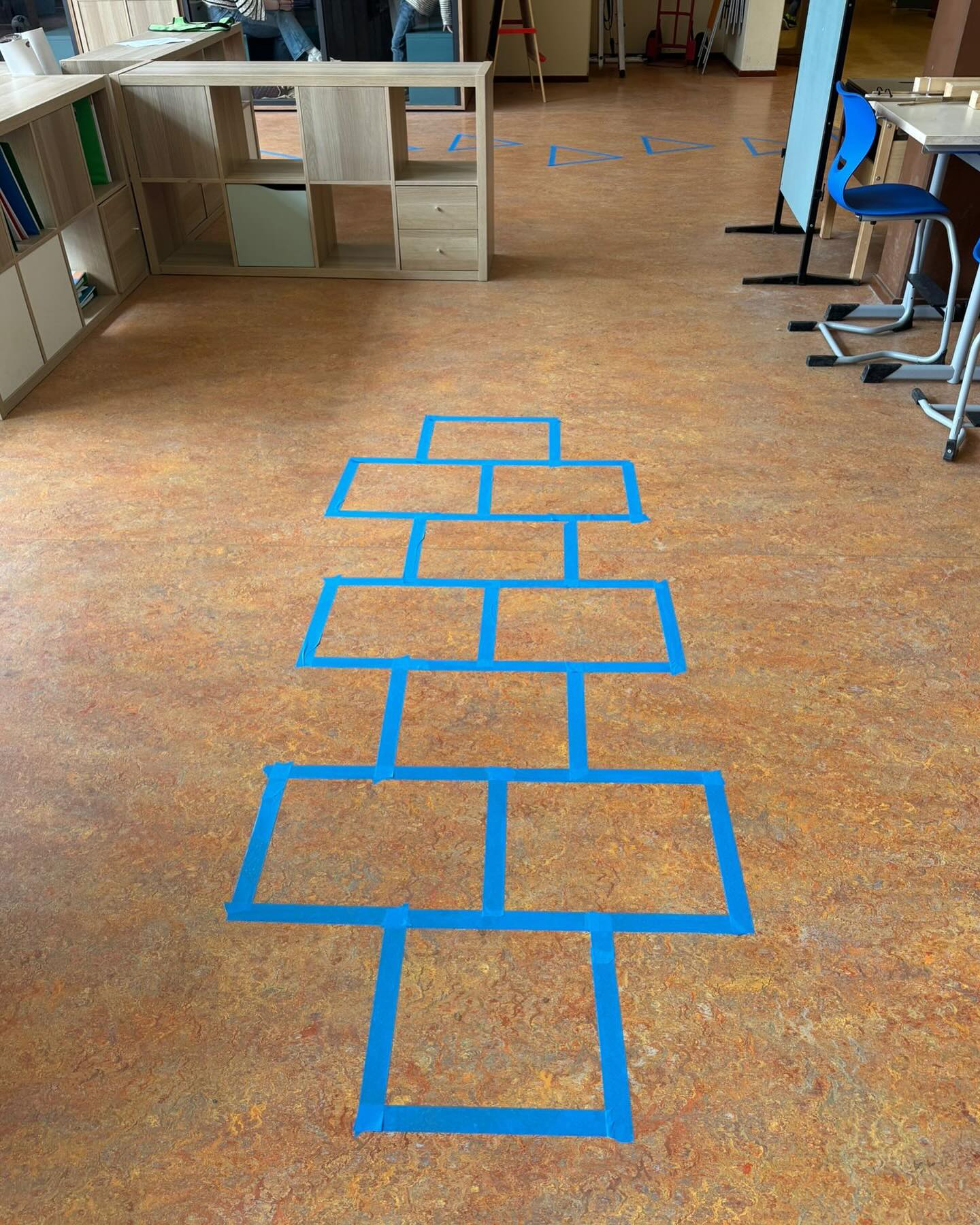 We vinden het leuk om met jullie te delen welke tips we geven aan school wanneer kinderen moeite hebben met prikkelverwerking. Sommige liggen voor de hand, denk aan: een koptelefoon, een tafelscherm of een wiebelkussen en worden ook al veel ingezet op scholen.
Op de foto’s zien jullie een hinkelbaan gemaakt van schilderstape (lekker goedkoop en makkelijk) voor een kindje die te maken heeft met overprikkeling, waardoor veel bewegingsonrust ontstaat, waar hij en ook andere kinderen last van hebben. Door nét voor het hoogtepunt van overprikkeling naar de gang de gaan om zijn onrust eruit te springen is het voor hem makkelijker om zich in de klas weer te kunnen focussen.
#kinderoefentherapie #kinderoefentherapeut #kinderfysiotherapie #kinderfysiotherapeut #motorischeontwikkeling #motoriek #mijlpaal #grovemotoriek #fijnemotoriek #baby #peuter #kleuter #schoolkind
#kinderoefentherapie_zn #Wormerveer