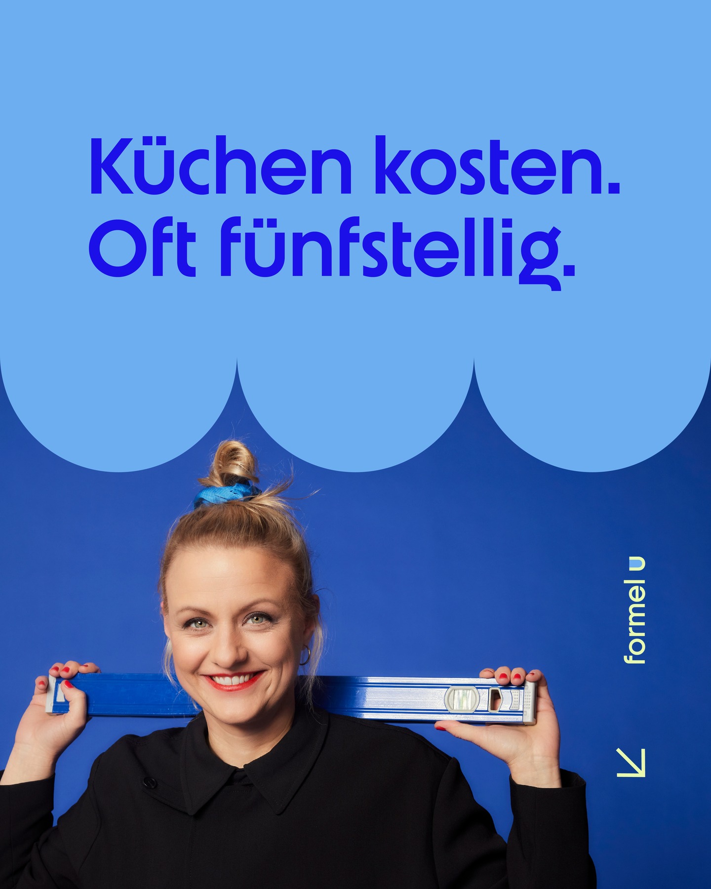 Küchen kosten. Oft fünfstellig.
Grund genug, Entscheidungen in Ruhe zu überdenken.
Denn: Gut geplant hält länger.
Was du bei deiner Küchenplanung beachten solltest – in 7 Punkten:
1. Arbeitsflächen: robust statt empfindlich. Naturstein, Keramik, Harthölzer oder hochwertige Verbundstoffe – was viel aushalten muss, braucht Widerstandskraft.
2. Farben: Materialmuster anfragen. Und mit Licht, Boden und Umgebung abgleichen – nichts wirkt für sich allein.
3. Fronten: matt, glänzend, strukturiert? Fingerabdrücke, Lichtreflexe, Pflege bedenken – alles zählt.
4. Geräte: energieeffizient und reparabel. Wertige Geräte sind langfristig günstiger – und besser für die Umwelt.
5. Details machen den Unterschied. Scharfe Kanten, klare Linien, passende Griffe – durchdacht statt zufällig. Das Auge sieht alles.
6. Stauraum: klug panen. Zu viel Offenes wirkt unruhig. Zu wenig Stauraum wird chaotisch.
7. Nachhaltigkeit: zahlt sich aus. Recycelte Materialien oder zertifiziertes Holz sind kein Kompromiss – sondern zukunftsfähig.
Eine gute Küche sieht nicht nur gut aus.
Sie begleitet dich über Jahrzehnte – mit Qualität, Charakter und Alltagstauglichkeit.
Du planst eine neue Küche?
Ich unterstütze dich dabei!
Mit Formel U wird aus vielen Optionen ein stimmiges Ganzes.
Schreib mir gern.
Was sind deine Fragen bei der Küchenplanung?