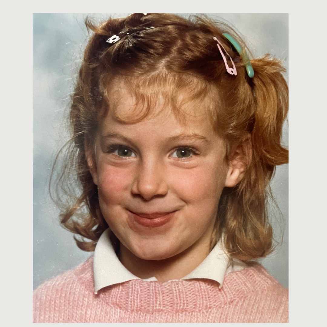‘Jij was echt een meisje,’ zei mijn vijfjarige buurjongetje laatst tegen mij toen ik hem een foto van mezelf op zijn leeftijd liet zien.
En hij heeft gelijk. Als jong kind wilde ik een tijdje alleen maar jurkjes dragen, veel roze en paars. Ik zat op klassiek balletles. En – al zeg ik het zelf – was ik best creatief, intuïtief en gevoelig. Behoorlijk in mijn vrouwelijke energie.
Op een zeker moment ben ik dit steeds meer gaan onderdrukken. Niet bewust of opzettelijk. Vooral vanuit onveiligheid door de thuissituatie. Als er iemand was die mij het liefste zo vrouwelijk mogelijk zag, dan was het mijn vader wel. Deels zijn projectie, denk ik. Toch kon hij me die veiligheid niet geven. Een mannelijke maatschappij heeft ook niet bepaald meegewerkt. Maar het verlies van mijn moeder heeft de grootste impact gehad hierop. Daardoor ben ik ook de verbinding met mezelf verloren.
En als ik om me heen kijk, weet ik het zeker: ik ben niet de enige. En er is steeds meer bewustwording op vrouwenonderdrukking. Als je dit werkelijk op wilt lossen heb je jezelf in mijn beleving eerst te verbinden met het vrouwelijke in jezelf. En met je moeder. Niet door alleen maar te demonstreren. Al snap ik het wel, dat is een stuk makkelijker.
De verbinding met mijn moeder kan, en durf ik weer te voelen. Dat zij ook eerlijk naar zichzelf durft te kijken heeft hier wel bij geholpen. En hiermee gaat verschrikkelijk veel pijn gepaard. En dit wordt alleen maar intenser; hoe meer liefde ik voor haar voel, des te dieper het verdriet.
Ik begin het steeds beter te begrijpen, die moederwond. Of wat een psycholoog destijds zo vaak tegen mij zei;
'Ik denk dat je alle mooie kanten van je moeder uit het oog bent verloren, omdat het te pijnlijk is om te beseffen hoe erg je haar gemist hebt. En hoe verlaten je je hebt gevoeld.’
Mijn vaderwond, inclusief zijn zelfmoord, is hier niets bij vergeleken 🤭
#divinefeminine #divinefeminineenergy #yin #vrouwelijkheid #heling #verlatingsangst #rouw #rouwverwerking #yinyoga #moederwond