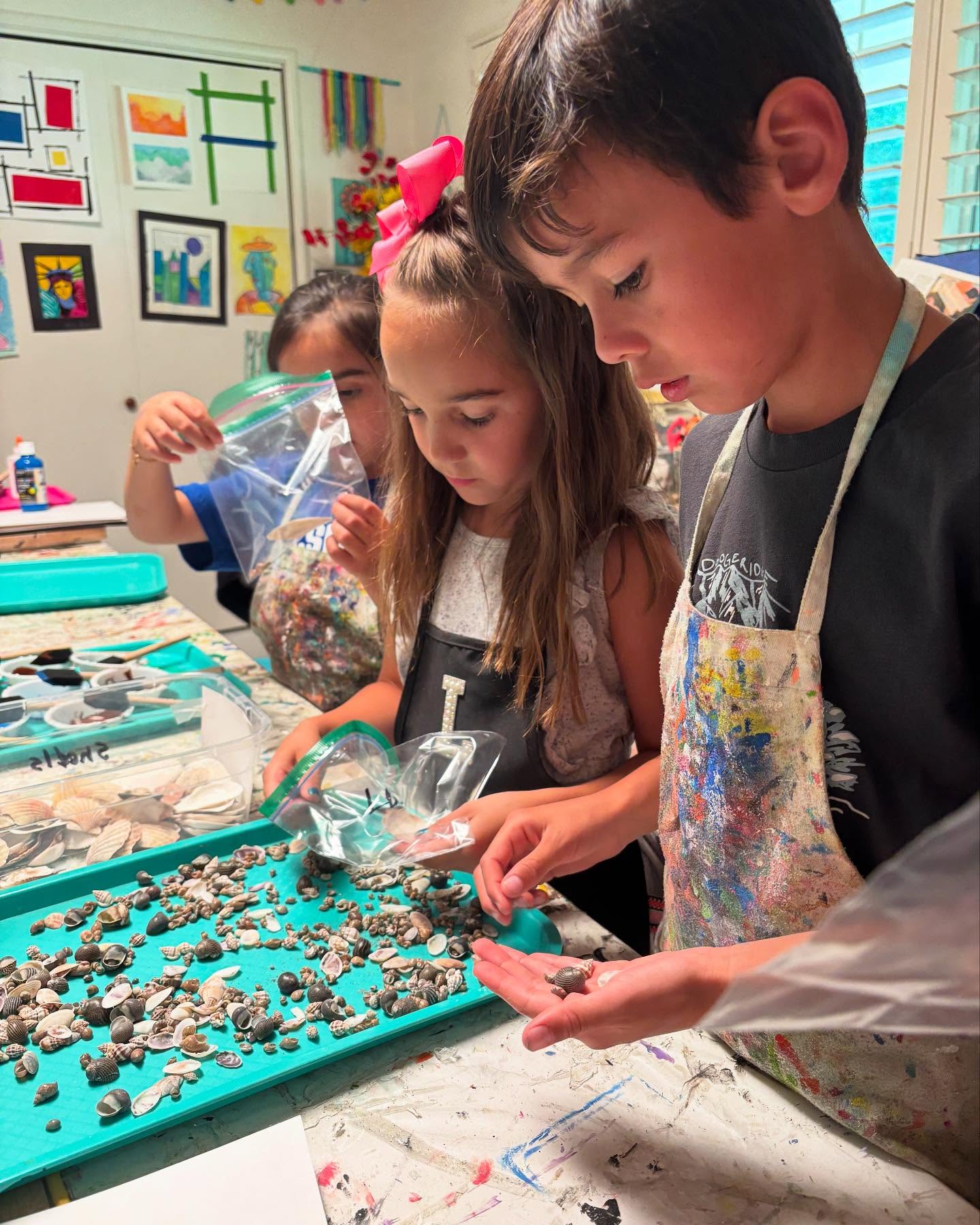 Things are winding down in the studio, getting ready for the summer. Level 2 are finishing their Henry Moore sculptures and Level 1 started their 2 week "Summer" collage project. Wait until you see their final pieces of art!!! 🥰