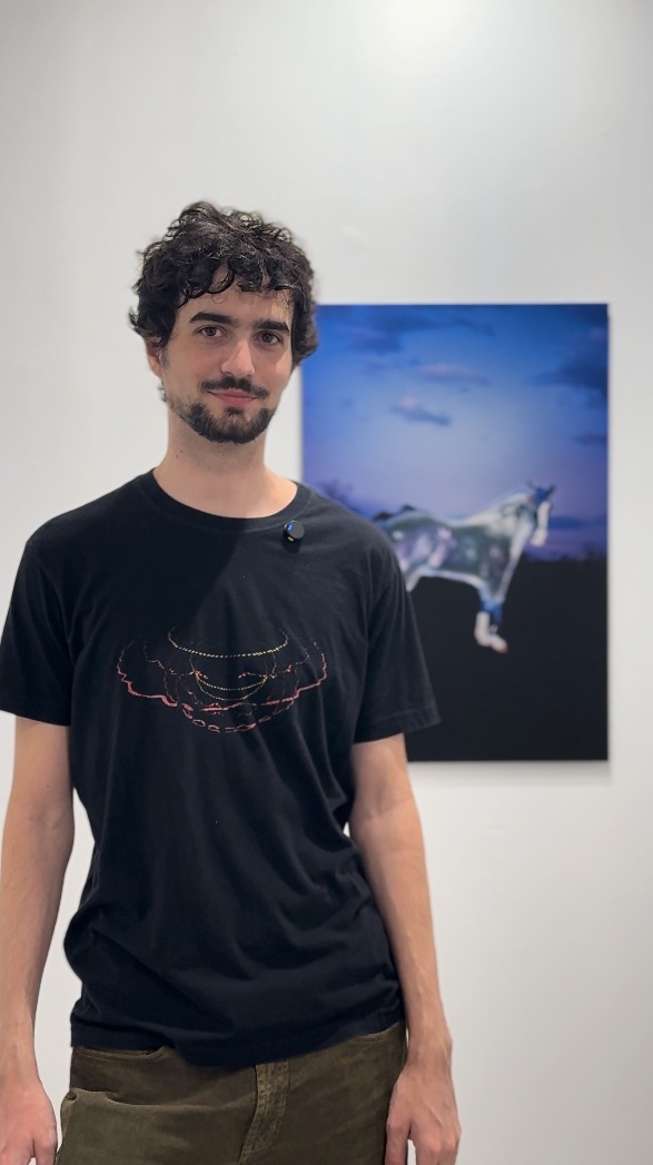 Em seu trabalho, @lorenzobeust explora as ruas e paisagens para captar as interseções entre o rural e o urbano no pampa gaúcho. A fotografia digital é utilizada como ferramenta de experimentação, incorporando códigos visuais da cultura do glitch e do tuning automotivo. Por meio da modificação digital das imagens, o artista questiona a propriedade e a identidade dos personagens retratados ao mesmo tempo em que revisita a iconografia tradicional gaúcha.
Em Mecânica, Beust elege o cavalo e a vaca mecânica como elementos centrais, utilizando-os para tensionar narrativas visuais consolidadas. Enquanto os cavalos aparecem transformados digitalmente, a vaca mecânica – espécie de taxidermia popular – é apresentada como símbolo da urbanização da cultura do laço. Junto da comunidade de laçadores, o artista transporta esta cultura na paisagem como quem posiciona uma escultura no espaço. O projeto funciona como um gesto de preservação e questionamento, evidenciando deslocamentos culturais e as fronteiras difusas entre tradição, memória e transformação na paisagem sul-rio-grandense.
Confira o trabalho no @macrs.oficial, de terça a domingo, das 10h às 19h. O trabalho também está exposto no @instituto.rouanet até 30 de junho (Rua Direita, 248, Centro - Tiradentes/MG).
Texto por Anna Cavalcanti
English version in the comments.
Apresentado por: @petrobras
Produção: Fundação Bienal do Mercosul
Apoio Institucional: @unescobrasil, @tjrsoficial, @ccmarioquintana, @museumargs, @farolsantander, Procempa e Bancos Sociais, @instituto.ling, @institutocervantesportoalegre, @eflcultural, @instituto.rouanet, @fundacaoibere e @pucrs
Apoio: @irigaray.guindastes, @lojaspompeia, @gangoficial, @riograndeseguros, @iguatemipoa, @agibank, @vulcabras.oficial, @dufriorefrigeracao, @roxcode.io, @brdeoficial e @art.hoteltransamerica
Media Partner: @grupo_rbs
Apoio Premium: @lojasrenner, @bluevillealimentos e @gerdau
Patrocínio: @crown.embalagens, @caixa, @prefpoa e @governo_rs
Patrocínio Master: @santanderbrasil @banrisul
Financiamento: PRÓ-CULTURA - Lei Estadual de Incentivo à Cultura - #proculturars @sedac_rs #culturaessencial
Realização: Lei Federal de Incentivo à Cultura