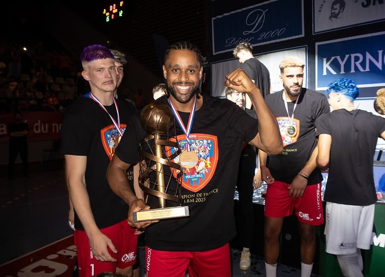 É CAMPEÃO! 🇧🇷🇫🇷🏆
Neste último final de semana, nosso atleta @_danielbala foi campeão da Liga B na França! Com o título o @gfca_volley foi promovido a elite do campeonato francês!
Parabéns Bala, sabemos o quanto batalhou por esse título, merece DEMAAAAIS👏🏻
#DanielBala #LigueB #VôleiFrancês #Volleyball #Assessoria
