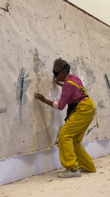 Awilda Sterling-Duprey é reconhecida por entrelaçar o expressionismo abstrato com o espectro tridimensional das coreografias. Em uma trajetória que concilia a política e a gestualidade lírica, a artista evoca questões identitárias e de gênero, referenciando ainda a diáspora, a migração e o silenciamento das mulheres afro-caribenhas.
Marcada pelo experimentalismo, sua produção conjuga múltiplos campos artísticos, originando manifestações poéticas protagonizadas pelo corpo e pela sensibilidade, como podemos ver nas séries Estéticas del Des Orden e Blindfolded. Iniciada em 2020, Blindfolded combina dança, música, desenho e performance: em um processo de criação tão vigoroso quanto delicado, a artista venda seus olhos para imprimir traços intensos à superfície do papel ou da tela. Na performance comissionada pela 14ª Bienal do Mercosul, Sterling-Duprey traduz a música através de seus movimentos, compondo “desenhos-dançados” como resposta às improvisações despertadas pelo jazz – um exercício lúdico de liberdade e resistência.
Confira a obra de @awildasterling no @museumargs até o dia 1º de junho, de terça a domingo, das 09h às 19h (última entrada às 18h).
Texto por Henrique Menezes
English version in the comments.
Apresentado por: @petrobras
Produção: Fundação Bienal do Mercosul
Apoio Institucional: @unescobrasil, @tjrsoficial, @ccmarioquintana, @museumargs, @farolsantander, Procempa e Bancos Sociais, @instituto.ling, @institutocervantesportoalegre, @eflcultural, @instituto.rouanet, @fundacaoibere e @pucrs
Apoio: @irigaray.guindastes, @lojaspompeia, @gangoficial, @riograndeseguros, @iguatemipoa, @agibank, @vulcabras.oficial, @dufriorefrigeracao, @roxcode.io, @brdeoficial e @art.hoteltransamerica
Media Partner: @grupo_rbs
Apoio Premium: @lojasrenner, @bluevillealimentos e @gerdau
Patrocínio: @crown.embalagens, @caixa, @prefpoa e @governo_rs
Patrocínio Master: @santanderbrasil @banrisul
Financiamento: PRÓ-CULTURA - Lei Estadual de Incentivo à Cultura - #proculturars @sedac_rs #culturaessencial
Realização: Lei Federal de Incentivo à Cultura
#14BienalDoMercosul #BienalDoMercosul #BienalDoMercosul2025