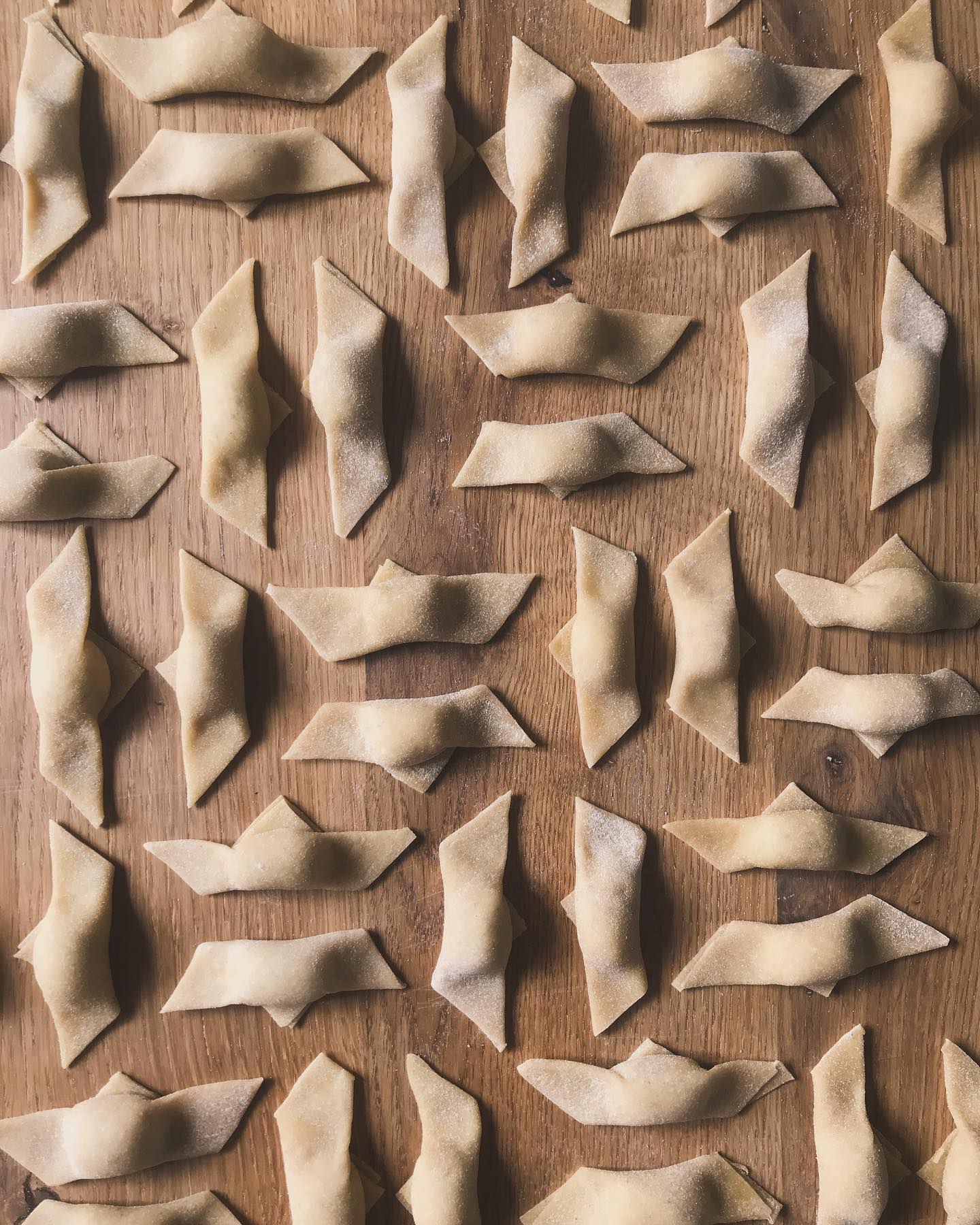 Just thought you’d like to see these casoncelli with a ricotta truffle filling?
•
•
•
•
•
#freshpasta #pastafresca #homemadepasta #pastalovers #foodie #eattheworld #foodforthesoul #goodmoodfood #pastalover #feedfeed #italiancooking #onmytable #girlswithgluten #chosepasta #foryoupage #explore #workshop #pastatools #italiantools #brasspastatools #madeinitaly