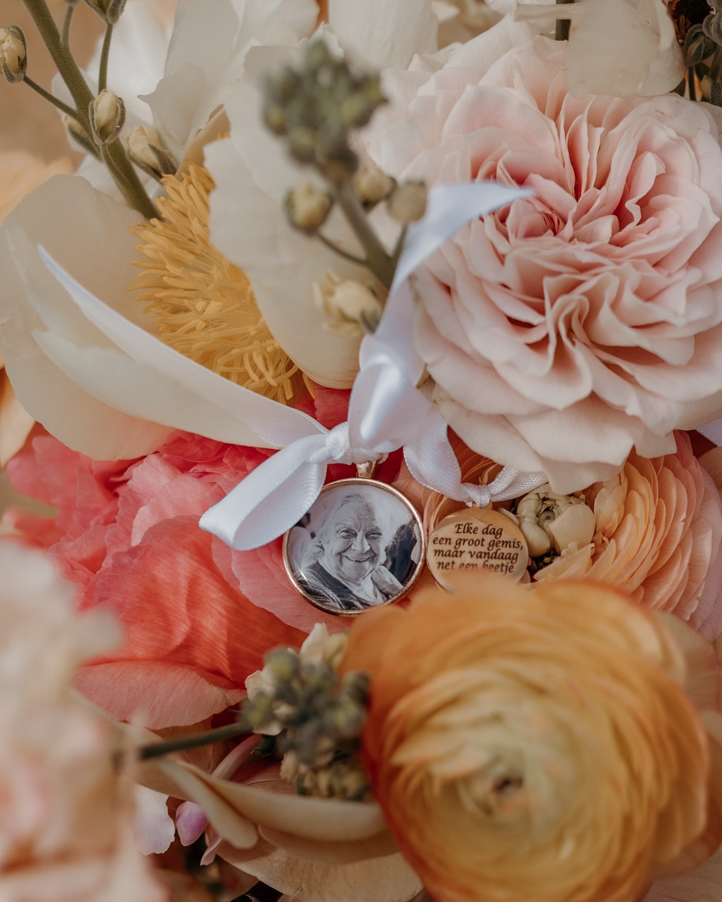 Dit fantastische bruidsboeket is gemaakt door Esther van @flordelmundoibiza, echt een kunstwerk! Het bruidspaar maakte gebruik van prachtige @bruidsboeketbedels. Een mooie manier om je overleden dierbare bij je te dragen op jullie grote dag.๐๐ซ
Fotografie: @byemilyvisser
Bedels: @bruidsboeketbedels
Bruidsboeket: @flordelmundoibiza