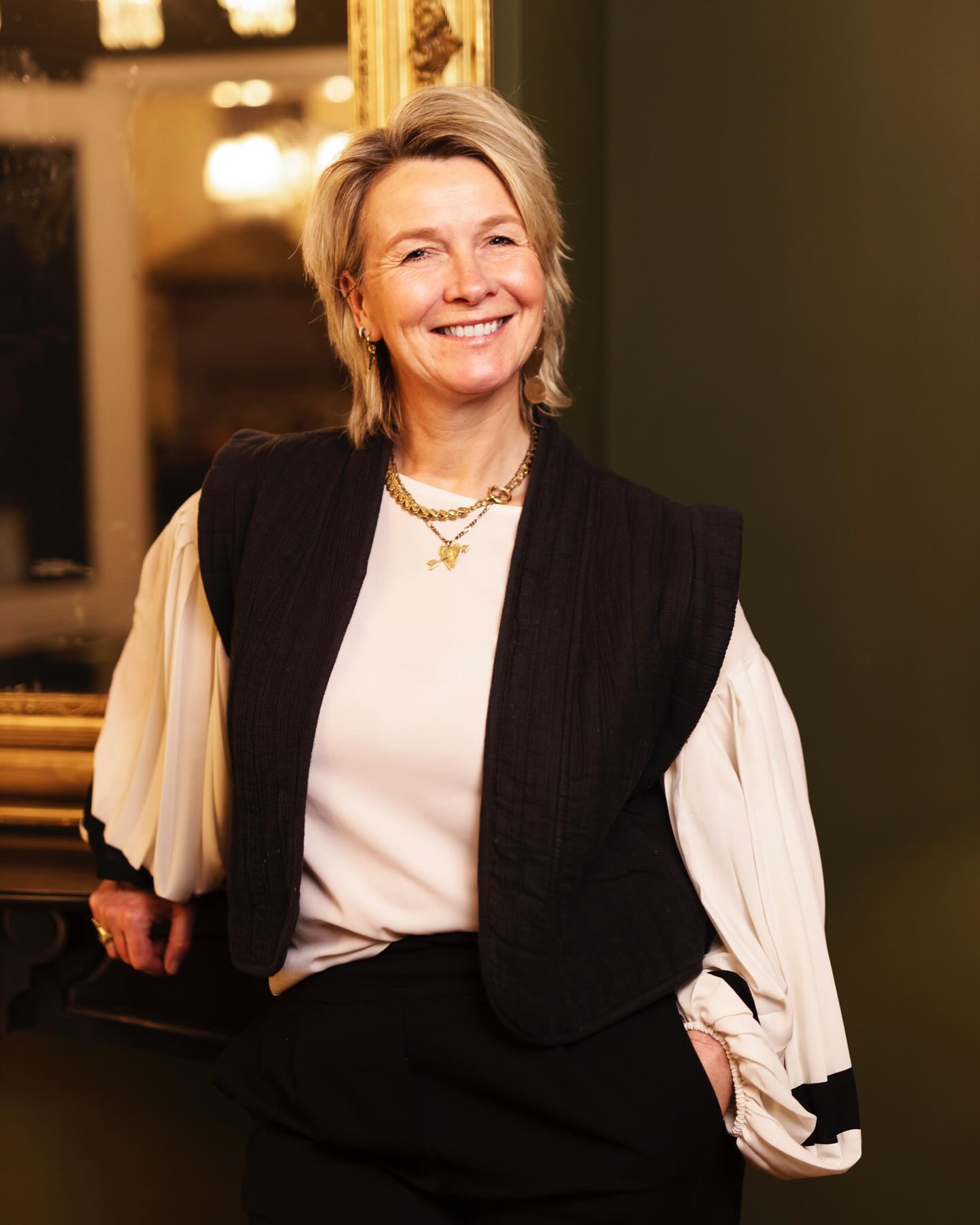 Liefde is er al!
In ieder bedrijf, in iedere organisatie. Want daar leg ik nu de focus. Op liefde in bedrijf.
In de mensen die samenwerken, in de kleine momenten van vertrouwen en aandacht. Wees je bewust van de liefde om je heen. Het is er al!
Liefde is ook samen creëren —
Het klinkt misschien groot, maar het begint simpel:
Samen, iedere dag, stap voor stap. Juist die kleine stappen die we samen maakt een grote golf van liefde.
Ik ben al begonnen.
Als CEO van liefde maak ik iedere dag weer een stap.
Niet door te wachten, maar door gewoon te doen.
Het idee van een LOVE loket komt tot leven.
een plek waar ruimte is voor verbinding, vertrouwen en echte aandacht.
Het is er al.
Alles is er al — alleen moet je erin geloven. 💙