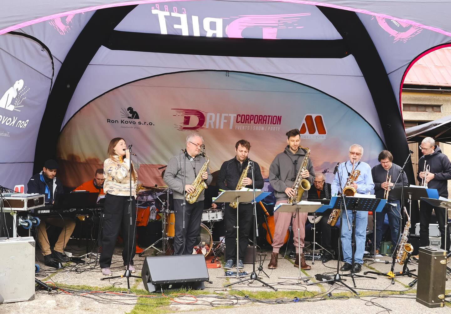 My se prostě máme rádi, plesovka neplesovka :)
Dnes měl narozeninovou oslavu náš saxofonista Petr Svoboda, kde jsme si pro radost zahráli a zazpívali 🎶
Přejeme všechno nejlepší! 💃🏻