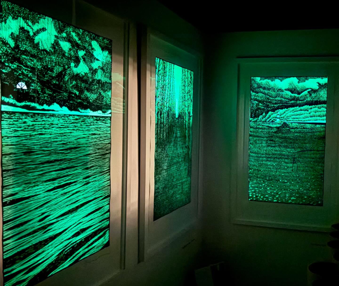 Ness – Phosphor by Stanley Donwood.
Three prints in specialist inks, based on images from the book Ness by Robert Macfarlane and Stanley Donwood.
Seen here at night in the gallery.@stanleydonwood @whistleblowergallery #robertmacfarlane #stanleydonwood #ness #orfordness #nationaltrust #glowinthedark