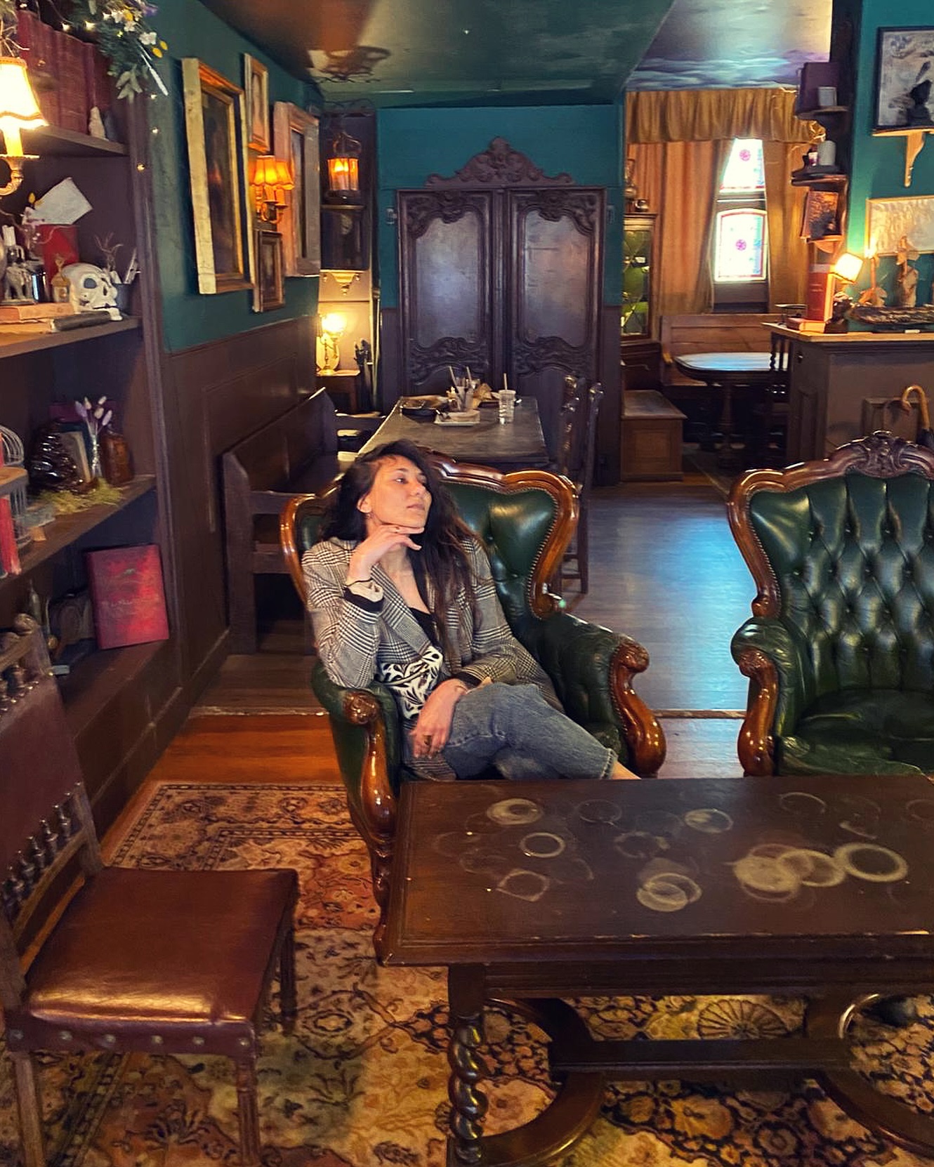 So many caption ideas, i couldn’t choose haha !
So let’s play, what am I thinking about ? 😬
📷 by the fabulous @harry_conway_illustration