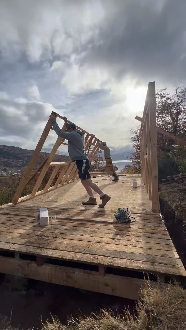 Acá con los amigos construyendo una pequeña casa que entregará todo lo necesario para vivir cómodo y disfrutar de una vida sencilla y que nos permita depender cada vez menos de este sistema de consumo y nos lleve a una vida mas en armonía con nuestro entorno . 💚🙏🙌