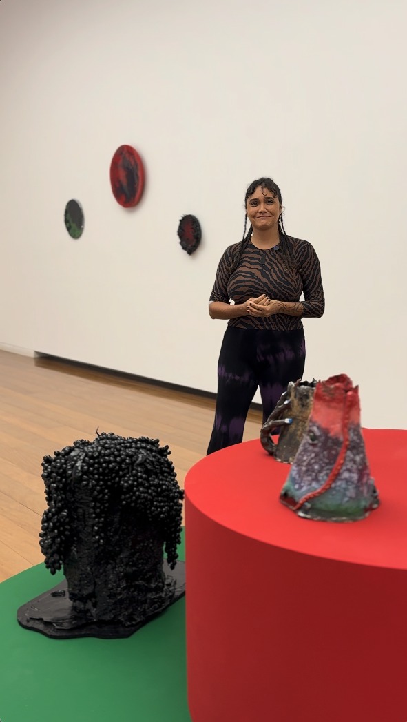 A produção de Darks Miranda transita entre o vídeo, a performance e a escultura e se molda com elementos que passam pela ficção científica e pela cultura de massa. Atravessada por uma vigorosa pesquisa de imagens, a produção de Darks remete a um universo que elabora, em si mesmo, as deformações de um projeto modernista fracassado.
Suas esculturas – comissionadas pela 14ª Bienal do Mercosul e exibidas na Casa de Cultura Mario Quintana e na Fundação Iberê – são como uma pele habitada por uma sociedade intensamente extrativista e dependente da tecnologia. Flores e ovos, natureza e nascimento são exibidos em materiais sintéticos e maleáveis, metálicos e cintilantes. É como se, em seu âmago, processassem magma, lixo radioativo, restos mortais, experimentos científicos e gosma alienígena. As obras aqui expostas, como na produção da artista de modo geral, assinalam paradoxos, como a repulsa e o desejo do fim do mundo concomitantes ao deleite com um planeta cada vez mais contaminado.
Confira os trabalhos da @holasoydarksmiranda em:
@fundacaoibere: qui--dom, 14:00--18:00 (última entrada)
@ccmarioquintana: ter--dom, 10:00--20:00
Texto por Taís Cardoso
English version in the comments.
Apresentado por: @petrobras
Produção: Fundação Bienal do Mercosul
Apoio Institucional: @unescobrasil, @tjrsoficial, @ccmarioquintana, @museumargs, @farolsantander, Procempa e Bancos Sociais, @instituto.ling, @institutocervantesportoalegre, @eflcultural, @instituto.rouanet, @fundacaoibere e @pucrs
Apoio: @irigaray.guindastes, @lojaspompeia, @gangoficial, @riograndeseguros, @iguatemipoa, @agibank, @vulcabras.oficial, @dufriorefrigeracao, @roxcode.io, @brdeoficial e @art.hoteltransamerica
Media Partner: @grupo_rbs
Apoio Premium: @lojasrenner, @bluevillealimentos e @gerdau
Patrocínio: @crown.embalagens, @caixa, @prefpoa e @governo_rs
Patrocínio Master: @santanderbrasil @banrisul
Financiamento: PRÓ-CULTURA - Lei Estadual de Incentivo à Cultura - #proculturars @sedac_rs #culturaessencial
Realização: Lei Federal de Incentivo à Cultura
#14BienalDoMercosul #BienalDoMercosul #BienalDoMercosul2025