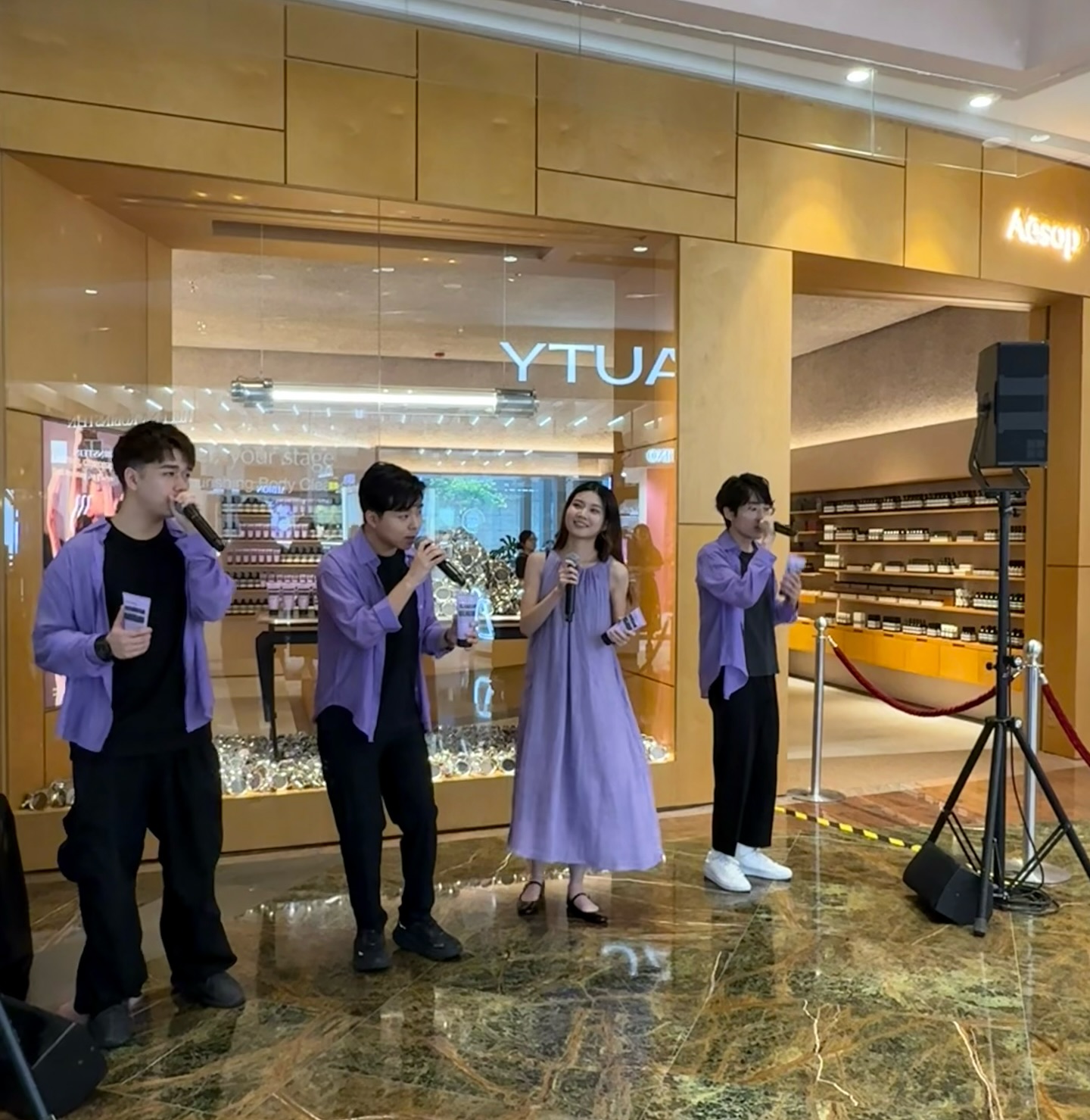 .
多謝Aesop邀請!
我地過左開心既兩日,亦好開心可以分享a cappella音樂俾大眾認識
多謝 @aesop 兩位同事 Miki @m__puff , Charmian呢兩日既照顧
Makeup @hana.makeup.studio.hk
音響 @gagchow @cancanha 🔥🔥
場地 @langhamplace
@vincentcheung_
@alan7767_singsing
@dtt_do_the_trick
@natalycsk