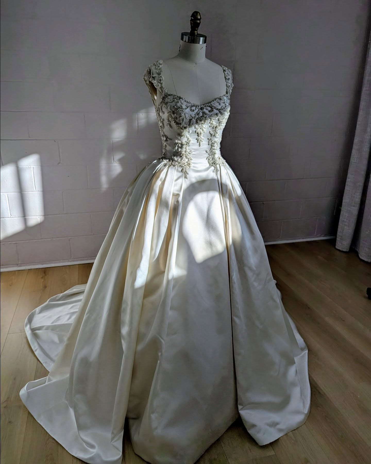 ✨A moment of light, texture, and timeless drama. ✨
This full-skirted silk gown glows in golden hour light, revealing intricate beaded bodice details and the sculptural beauty of its pleated hip. Zoom in and you’ll spot an optional styling element: added tulle volume (shown only on one one hip) for brides who want even more shape and grandeur.
Style notes: The gathered hip is the detail of the season — an ultra-flattering nod to modern regal silhouettes.
Would you wear it as-is, or go all in with the extra tulle in the hip? Would you keep the beadwork or would you have us take it off for a sleek silhouette?
(We also think this one would transform into an amazing bridal mini! 🫣✂️🪡💃)
#LoveMeTwiceBridal #PrelovedButPerfect #SustainableBride #MelbourneBride #WeddingDressGoals #GownDetails #BridalTrends2025 #AfternoonLightMagic #GownGlow #ModernRegal #EcoBride #TimelessElegance #DesignerGown #BridalInspo