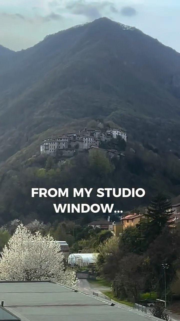 Castello è un suggestivo borgo medievale a strapiombo sul lago di Lugano, immerso tra le montagne della Valsolda a due passi dal confine con la Svizzera. ✨ Se ami l'arte devi assolutamente visitare i suoi vicoli, la meravigliosa chiesa affrerscata da Paolo Pagani, considerata la Sistina del nord, e il Museo Casa Pagani, dove si possono ammirare le opere del maestro del barocco italiano.
Io ho avuto la fortuna di viverci per un paio d'anni. Ora lo vedo tutti i giorni dalla finestra del mio studio e finisce spesso nei miei disegni.🎨
Castello is a wonderful medieval village overlooking Lake Lugano, just a stone's throw from the Swiss border. ✨If you love art, you absolutely must visit its alleys, the marvelous church frescoed by Paolo Pagani, considered the Sistine Chapel of the North, and the Casa Pagani Museum, where you can admire the works of the Italian Baroque master.
I was lucky enough to live there for a couple of years. Now I see it every day from my studio window, and it often ends up in my drawings.🎨
#drawing #arteitaliana #artecontemporanea #valsolda #softpastel #charcoaldrawing