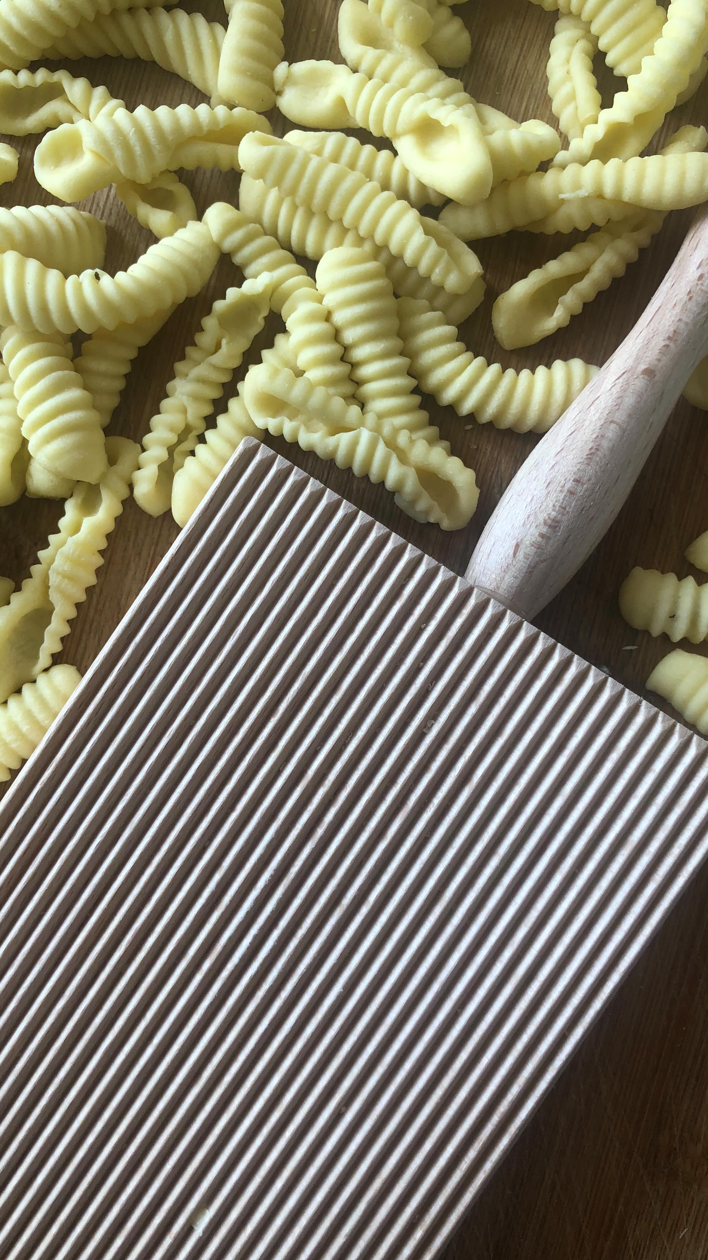 Capunti, a traditional pasta from Puglia, are named for their hollow, cap-like shape. Typically formed by pressing semolina dough with three fingers, we give ours a twist by rolling them on a gnocchi board to add ridges that hold onto sauce just a little better.
The dough is a classic: 100g semolina flour to 50g lukewarm water. Knead until smooth, rest, then shape piece by piece.
We’ve found that a well-loved gnocchi board makes the process even more satisfying. You’ll find the one we use on the @homemadepastastudio website.
•
•
•
•
•
#freshpasta #pastafresca #homemadepasta #pastalovers #foodie #eattheworld #foodforthesoul #goodmoodfood #pastalover #feedfeed #italiancooking #onmytable #girlswithgluten #chosepasta #foryoupage #explore #workshop #pastatools #italiantools #brasspastatools #madeinitaly