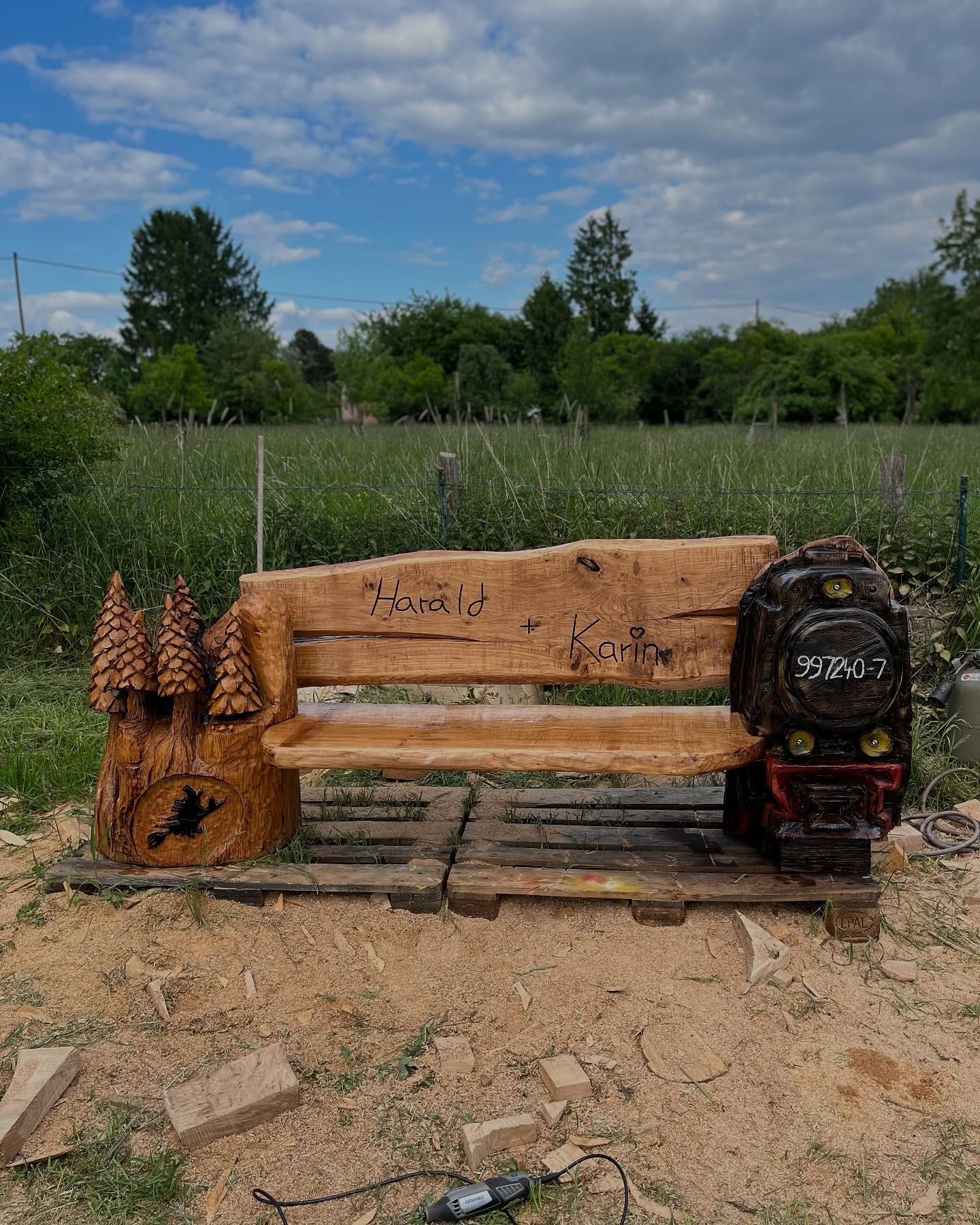 Die Themenbank zum Harz, Wald, der Brocken, ne Hexe und ne Eisenbahn. Dieses Projekt hat sehr viel Spaß gemacht, die Bank ist aus Eiche entstanden und wurde mit Wachs und Lack behandelt.
The theme bank to the Harz, Wald, the Brocken, a witch and a railway. This project was a lot of fun, the bench was made of oak and was treated with wax and varnish. #harz #brocken #hexe #carvingwood #woodcarving #carvings #saburrtoothtools #saburrtooth #stihl #kettensägenkunst #holzkunst #art #holzmachtglücklich #dreams #dekoration #garden #inspiration #handmade #handmadewithlove #schnitzen #kettensägenschnitzen #chainsawcarving #chainsawcarver #carving #woodsculptureartists #woodart #holzkunst #gardeninspiration #decoration #holzskulptur
