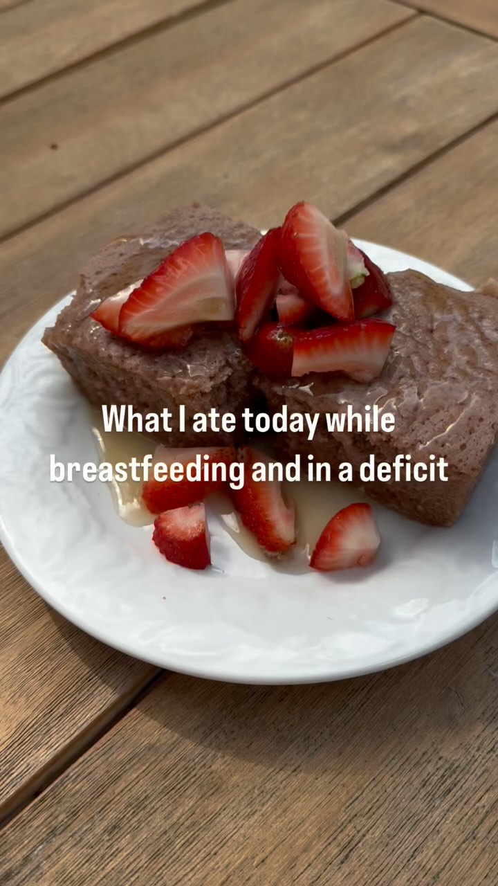What I ate in a day in a deficit for fat loss while breastfeeding. I have been loving these gluten free chocolate protein pancakes! So filling and tasty! I’ve also been on a lettuce boat kick the last few weeks. Share with someone you know who might be looking for some gluten free meal ideas!
#BalancedMomFitness #HealthyMomEats #MacroFriendlyMeals #MomMealPrep #PostpartumNutrition #LoseWeightWhileBreastfeeding #MomFuel #EasyHealthyRecipes #WeightLossForMoms #BMFRecipes #WhatMomEats #fatlosstips #postpartumjourney #fatlosstransformation #fatlossjourney #weightlossjourney #fitness #postpartumfitness #highprotein #macros #macrofriendly #macrorecipes #postpartumfatloss #postpartum #postpartumweightlossjourney #postpartumweightloss #nutrition #budgetfriendlymeals #budgetfriendlyfitness #weightloss