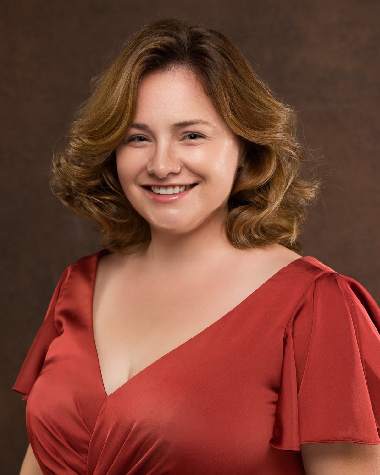 Meet Emma:
Emma relocated to Kelowna from the UK in January 2023, bringing with her many years of experience performing and a deep passion for music. Starting with woodwind and piano, she began voice lessons at age 11 and has since performed with a variety of ensembles across the UK. She has a love of early music but has enjoyed expanding her musical horizons under the tuition of Alexandra Babbel. She is honoured to sing with Candesca among new friends.